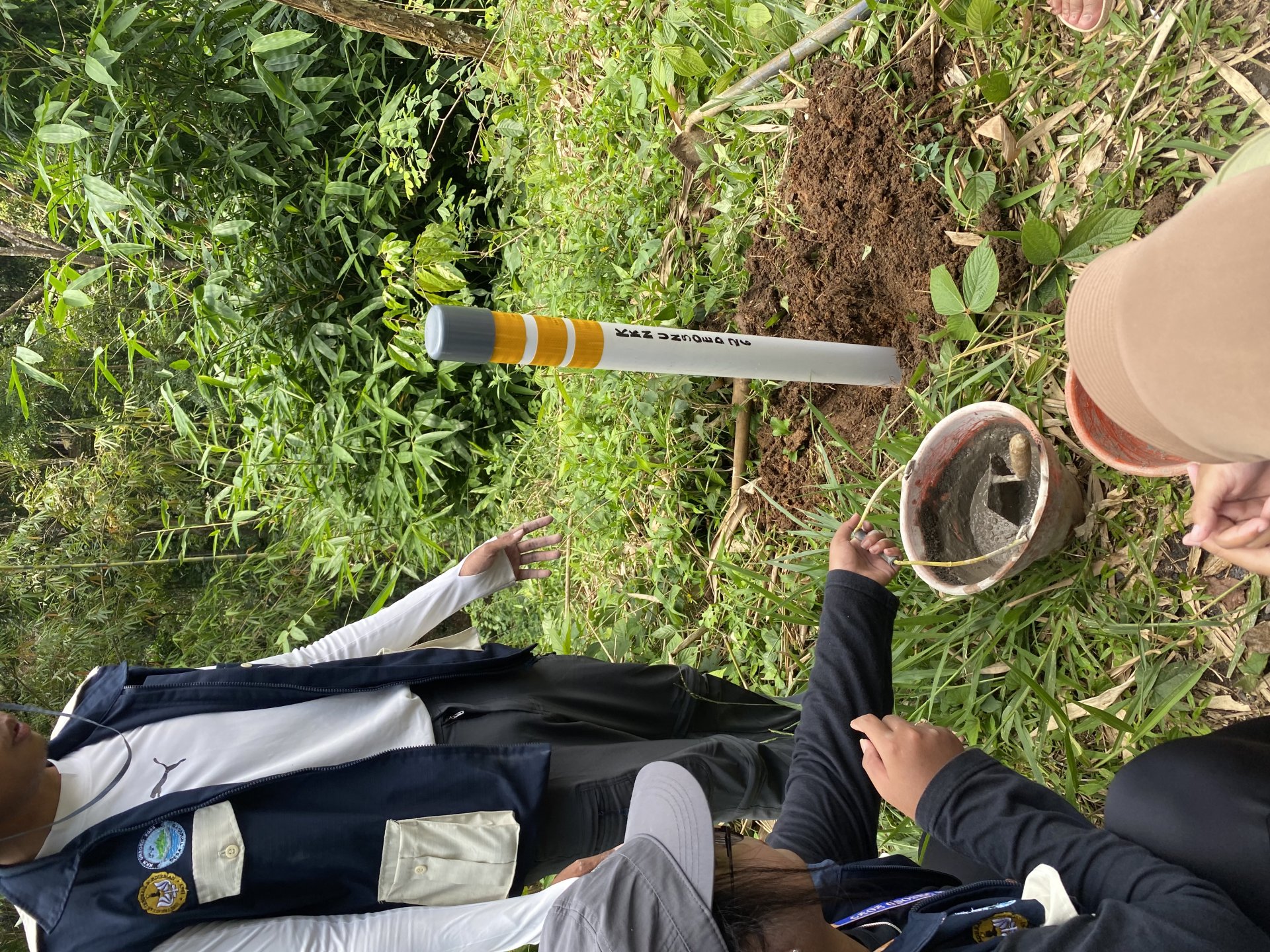 Pemasangan Reflektor Jalan di Daerah Minim Cahaya Desa Trimulyo