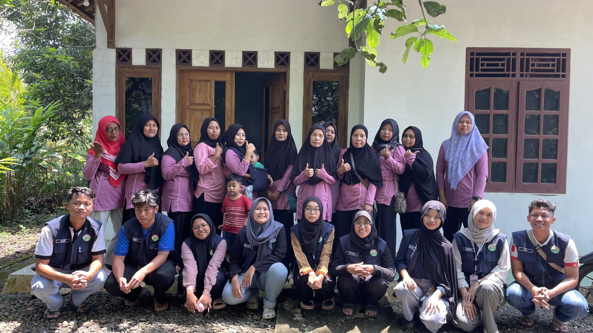 Membantu Kegiatan Posyandu Keliling