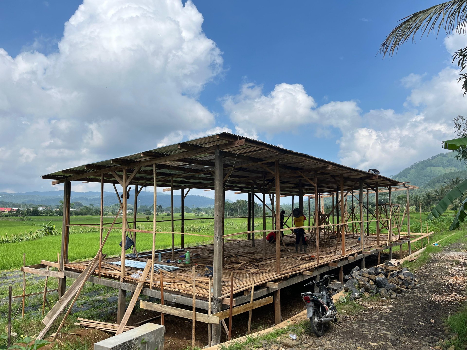 Pendampingan BUMDes Pembuatan Kandang Desa Gunungtiga