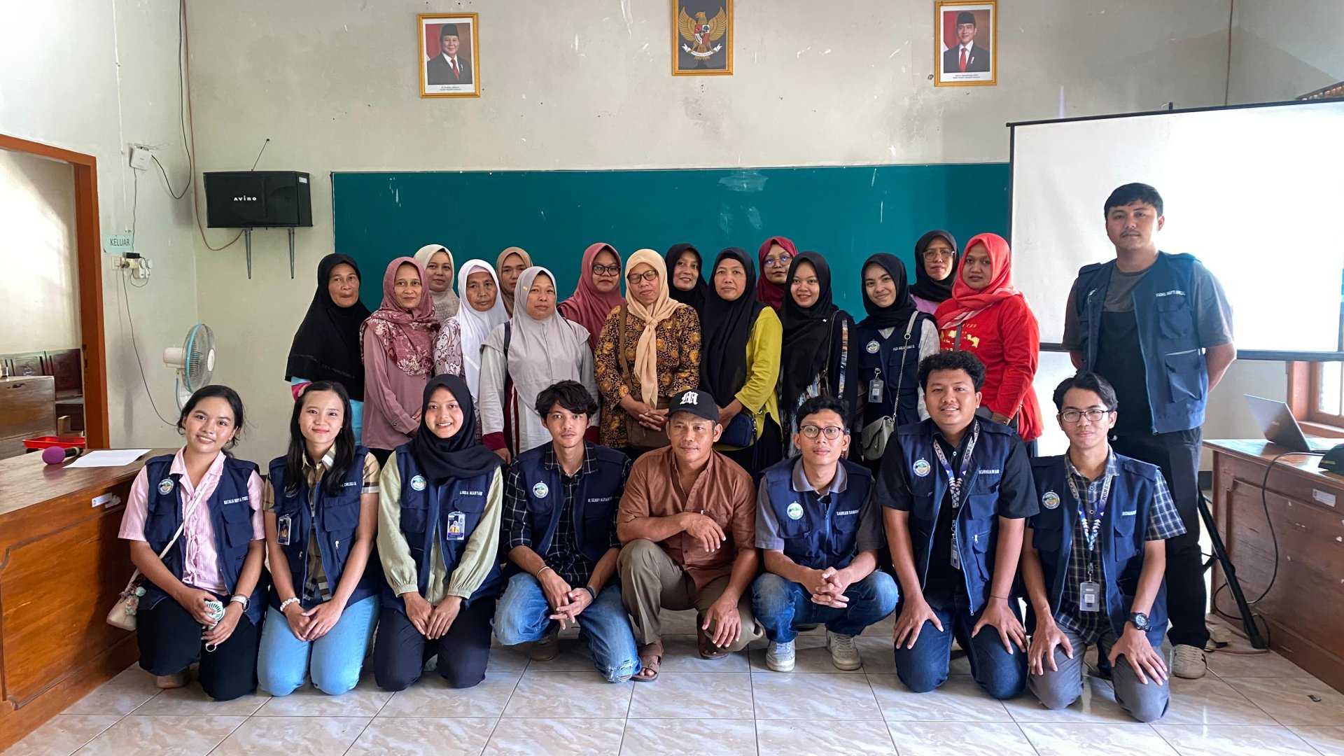 Hari Ke-Dua Puluh Lima: Penyiraman Pakcoy, Sosialisasi BumDes dan Sosialisasi Pembuatan Akun Shopee