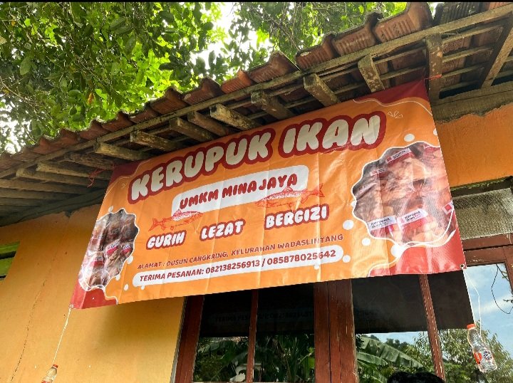 KKN DAY 25 : Pemasangan Banner UMKM Mina Jaya