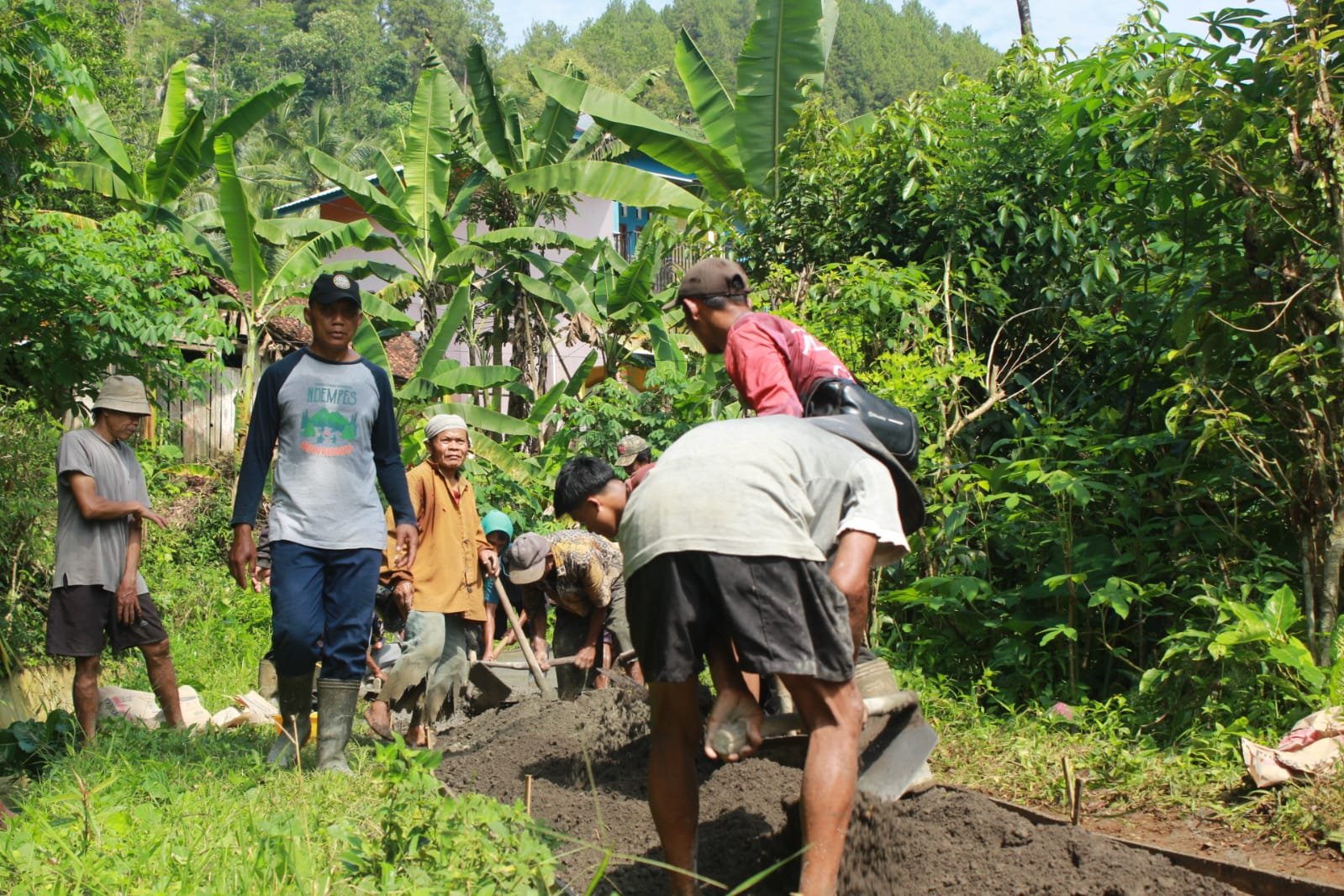 Kerja Bakti Pengecoran Jalan di Dusun Limbangan, Desa Tirip