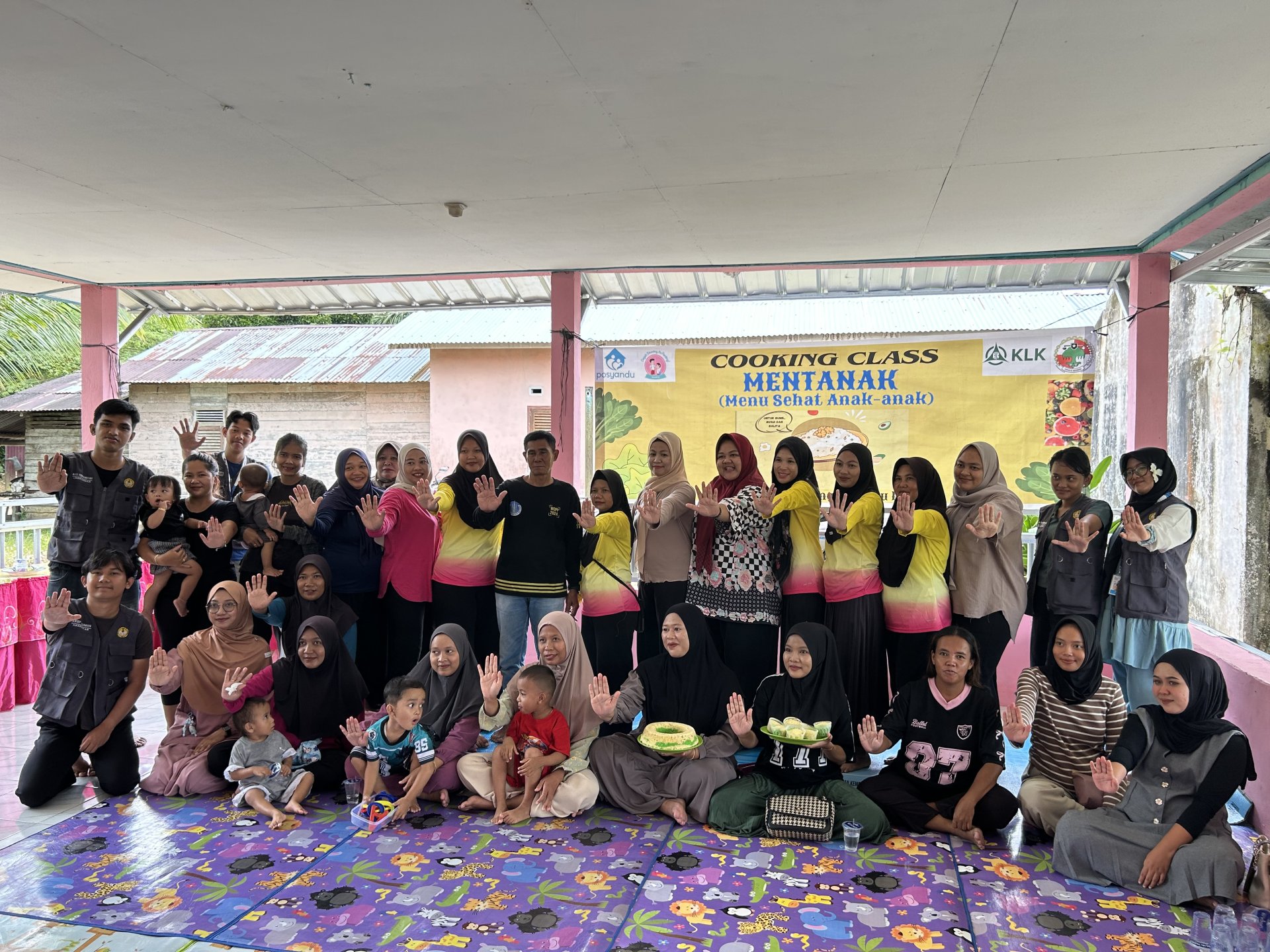 masak bersama kader dan warga