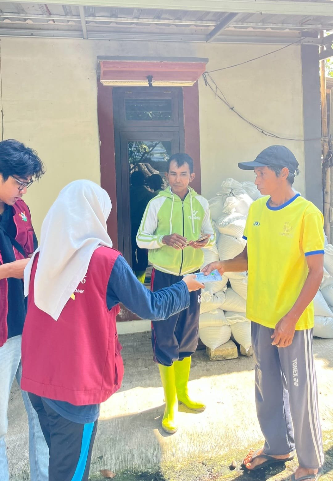Pembagian pupuk bersama kelompok tani mugi rahayu
