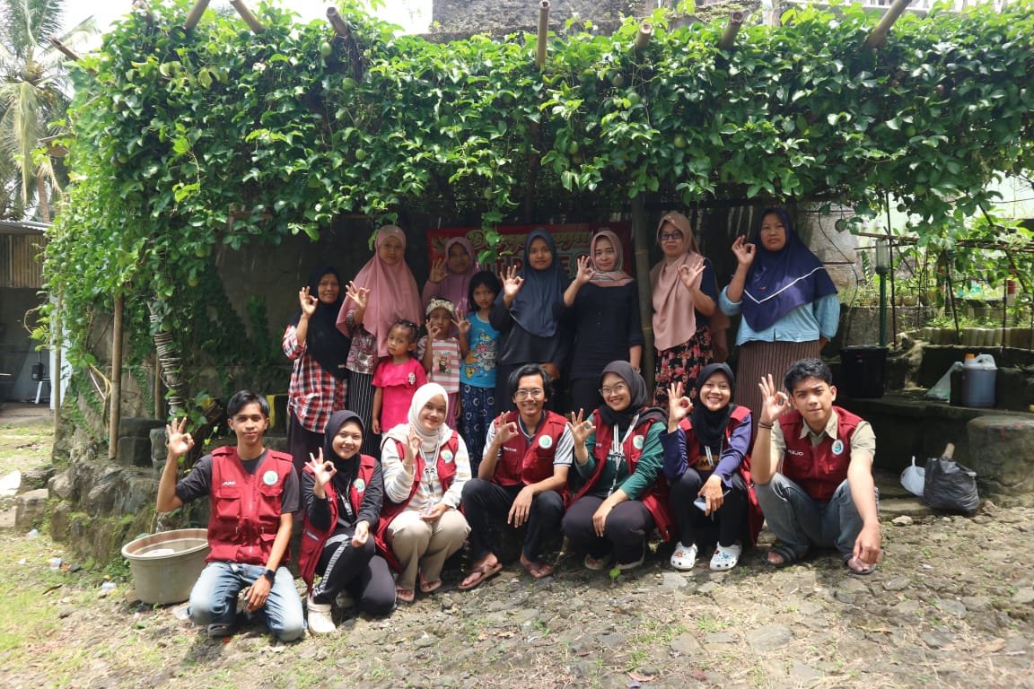 Pembuatan Aquaponik Sederhana bersama Ibu-Ibu KWT Dusun Kalibening