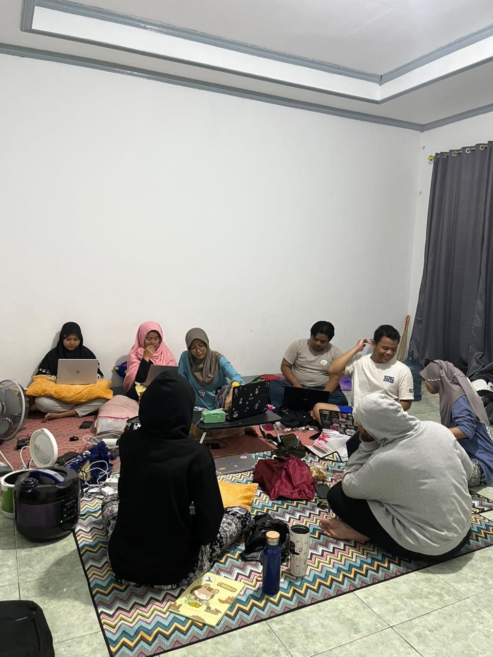 Rapat Penyusunan Jurnal Pengabdian Masyarakat dan Piket Kebersihan Posko