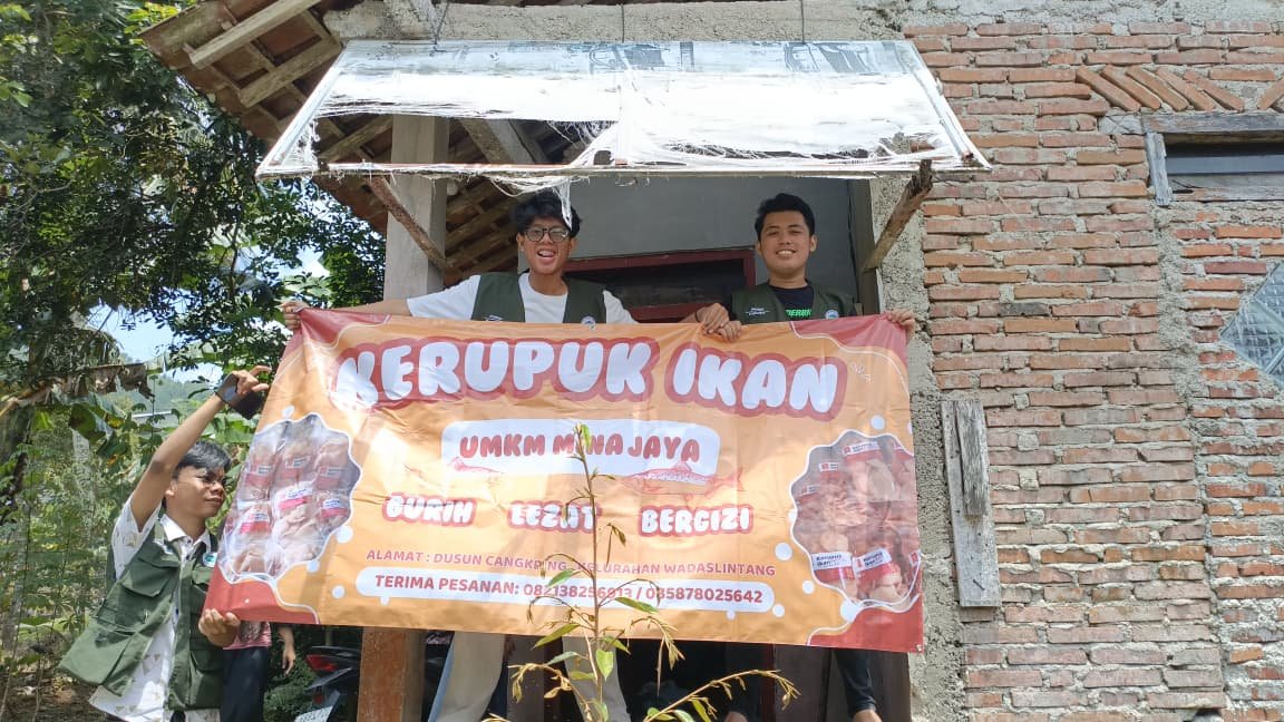 Pemasangan Banner Untuk UMKM Mina Jaya