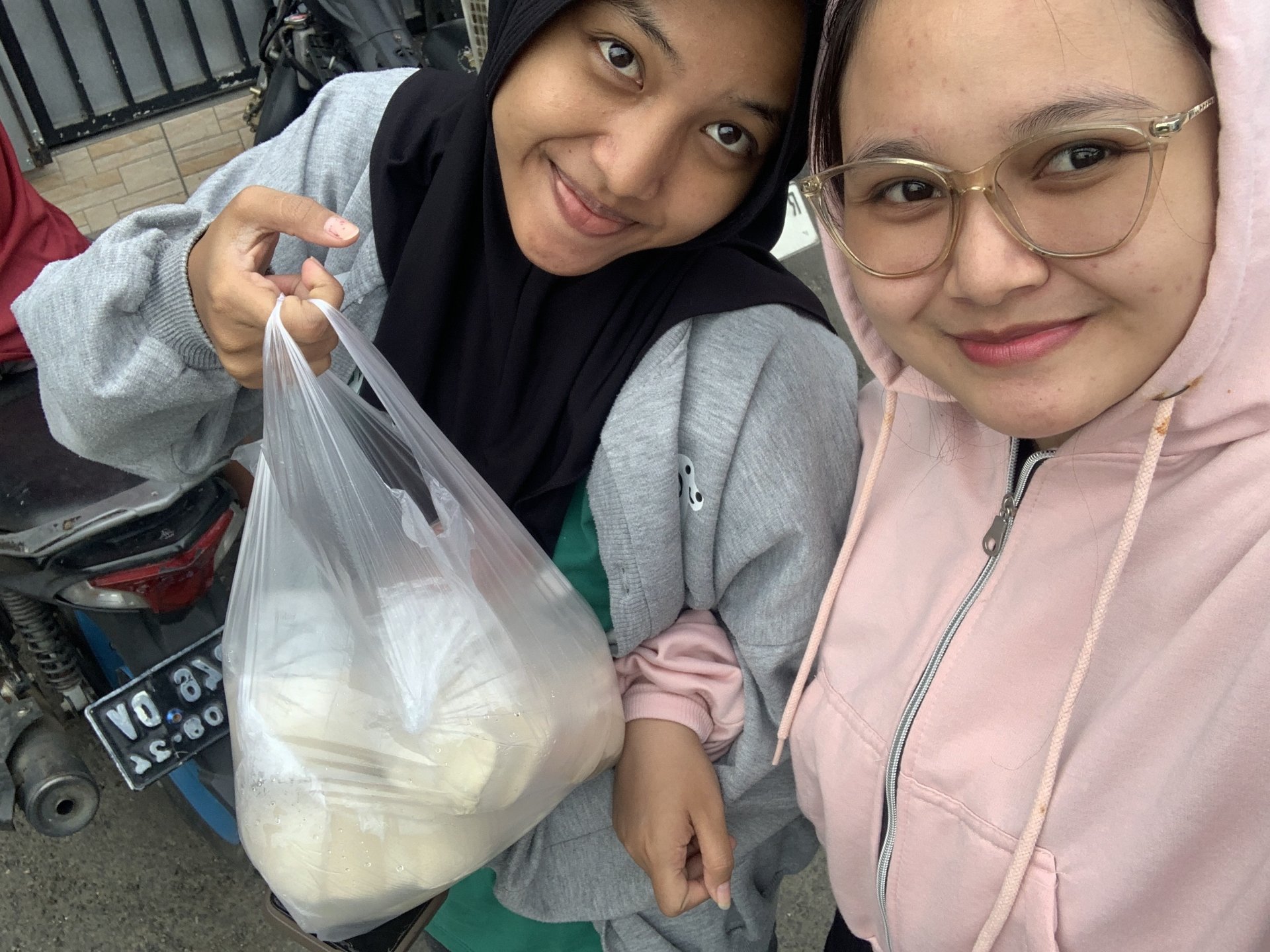 Mahasiswa KKN Desa Sumampir Periode Jan-Feb 2026 melaksanakan piket memasak.