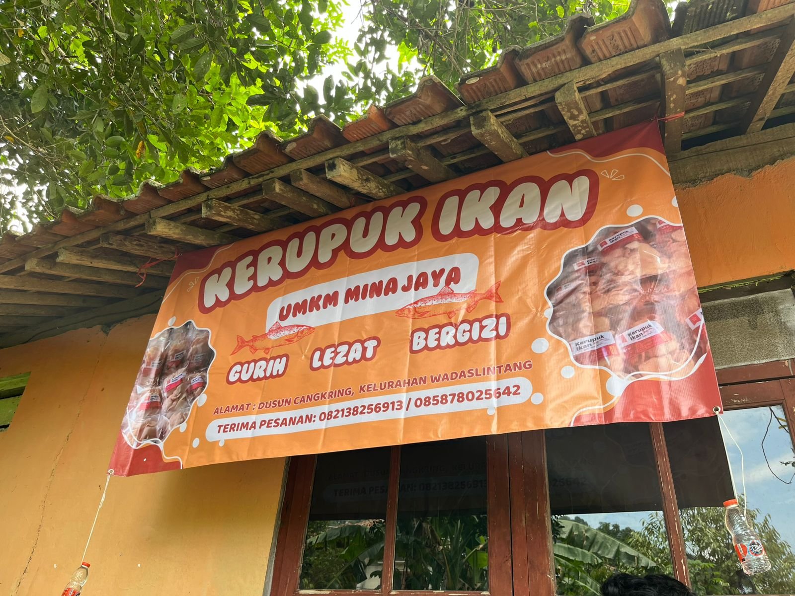 Kegiatan Pemasangan Banner Rumah Produksi UMKM Mina Jaya serta Pendataan Pengajuan Sertifikasi Halal UMKM di Kelurahan Wadaslintang