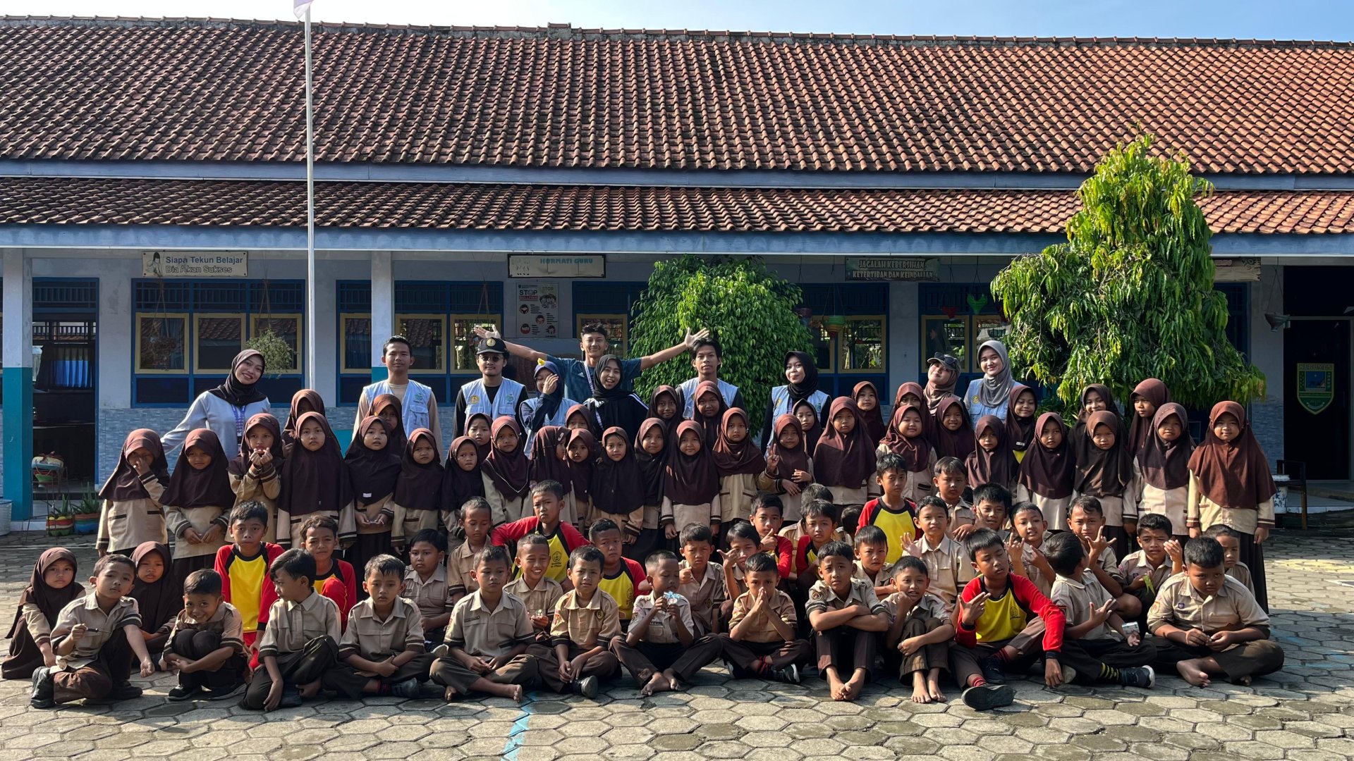 Senam dan Gerakan SEHATI di SDN Bendungan