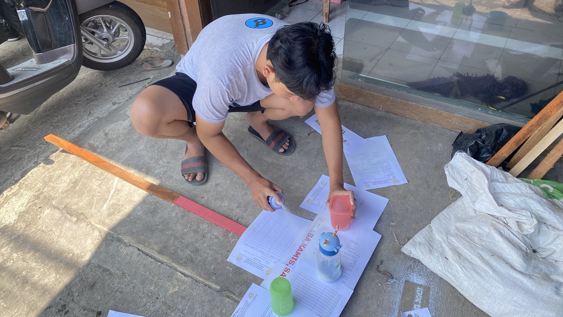 Pembuatan dan pemasangan plang pemilahan sampah