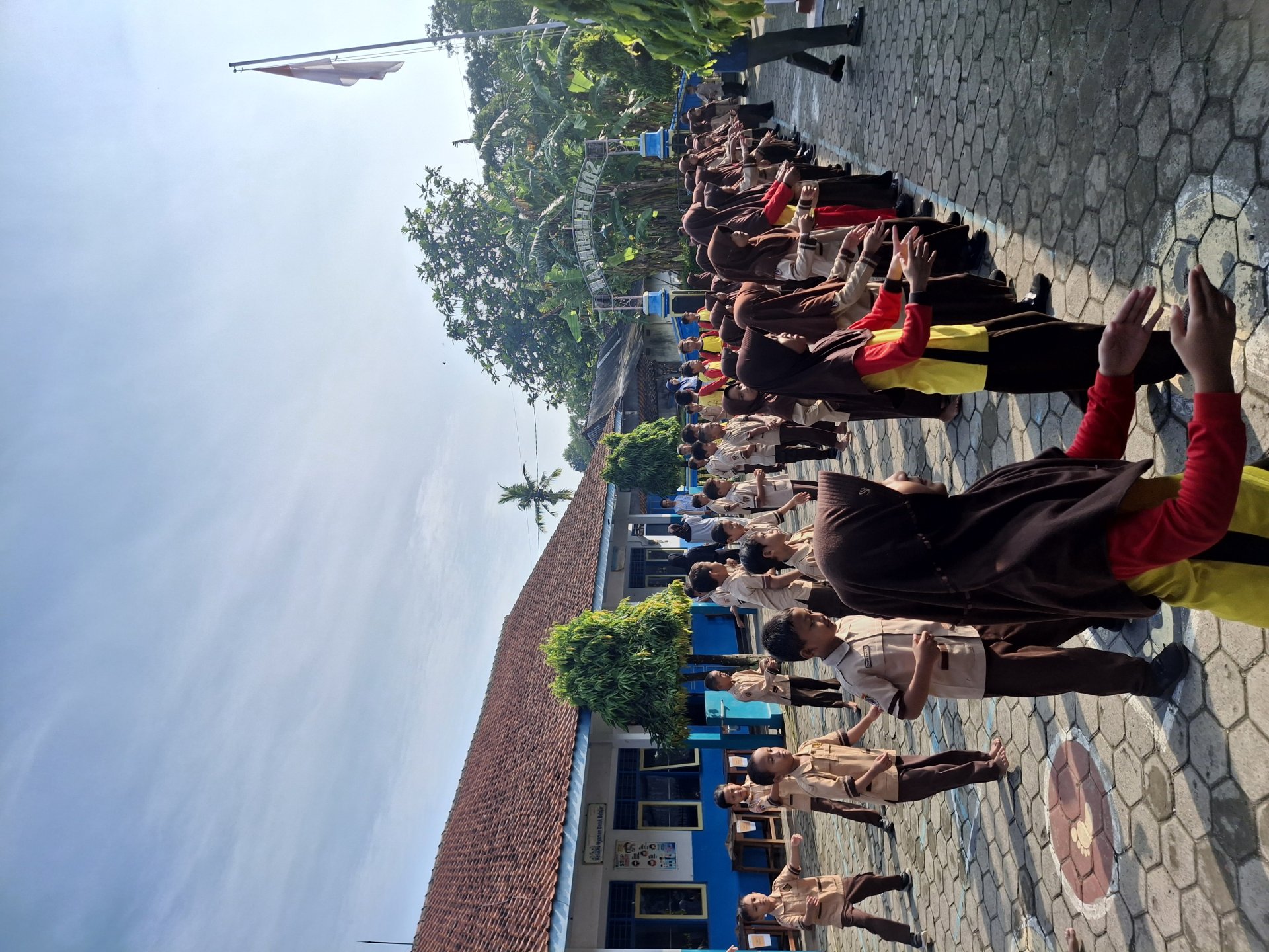 Senam dan Gerakan Sehati di SD N BENDUNGAN