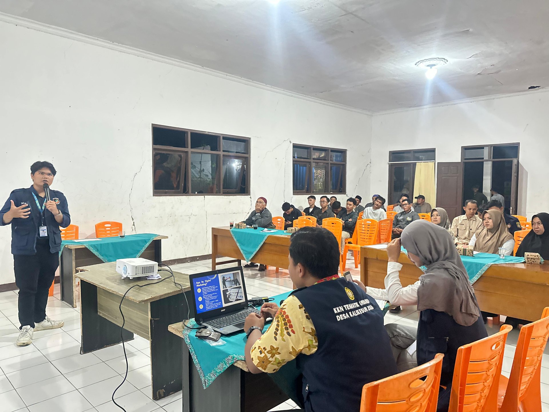 Sosialisasi pengenalan bencana dan tanah labil serta sosialisasi digital marketing