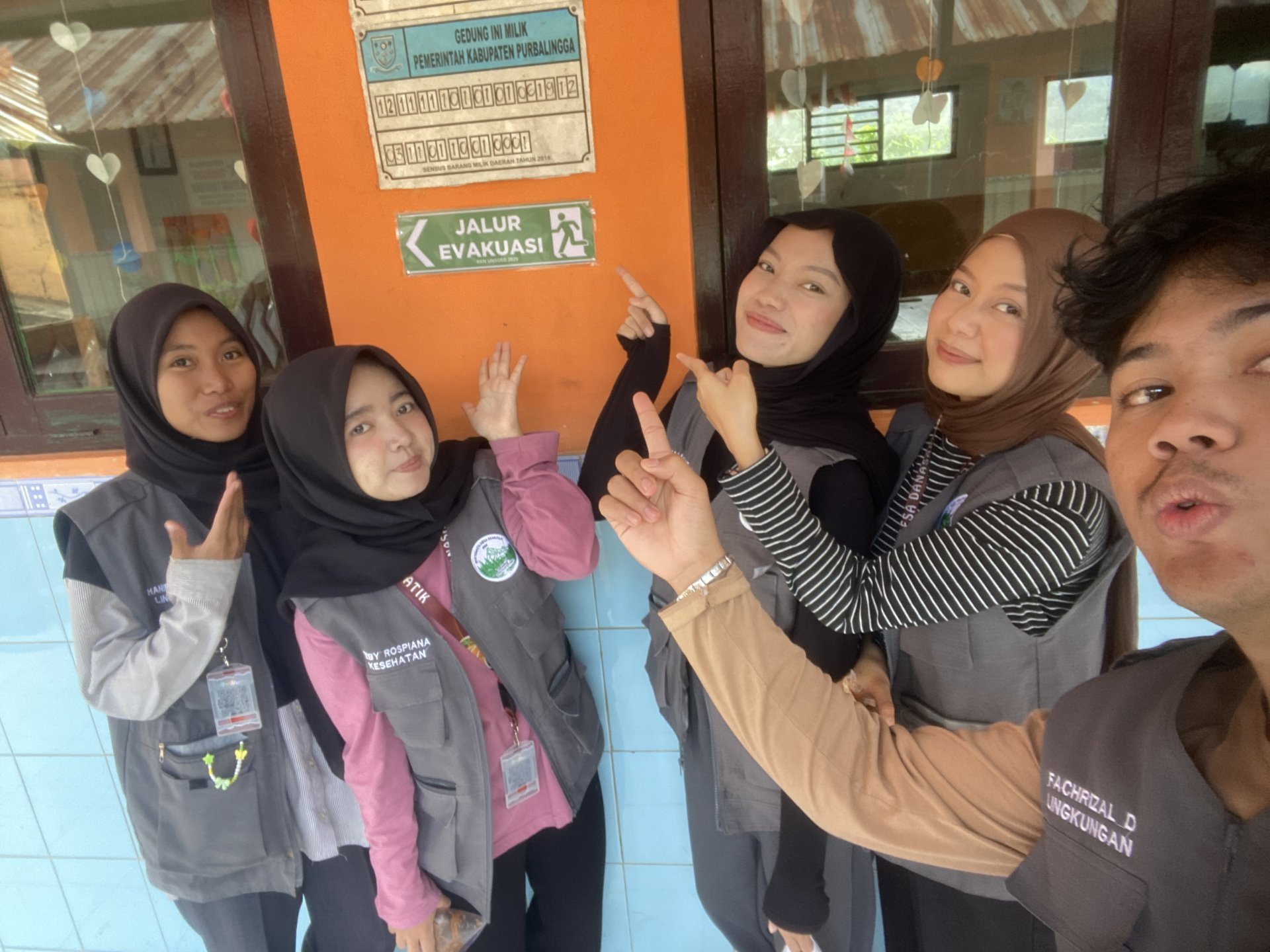 Pemasangan jalur evakuasi di SD 1 Danasari