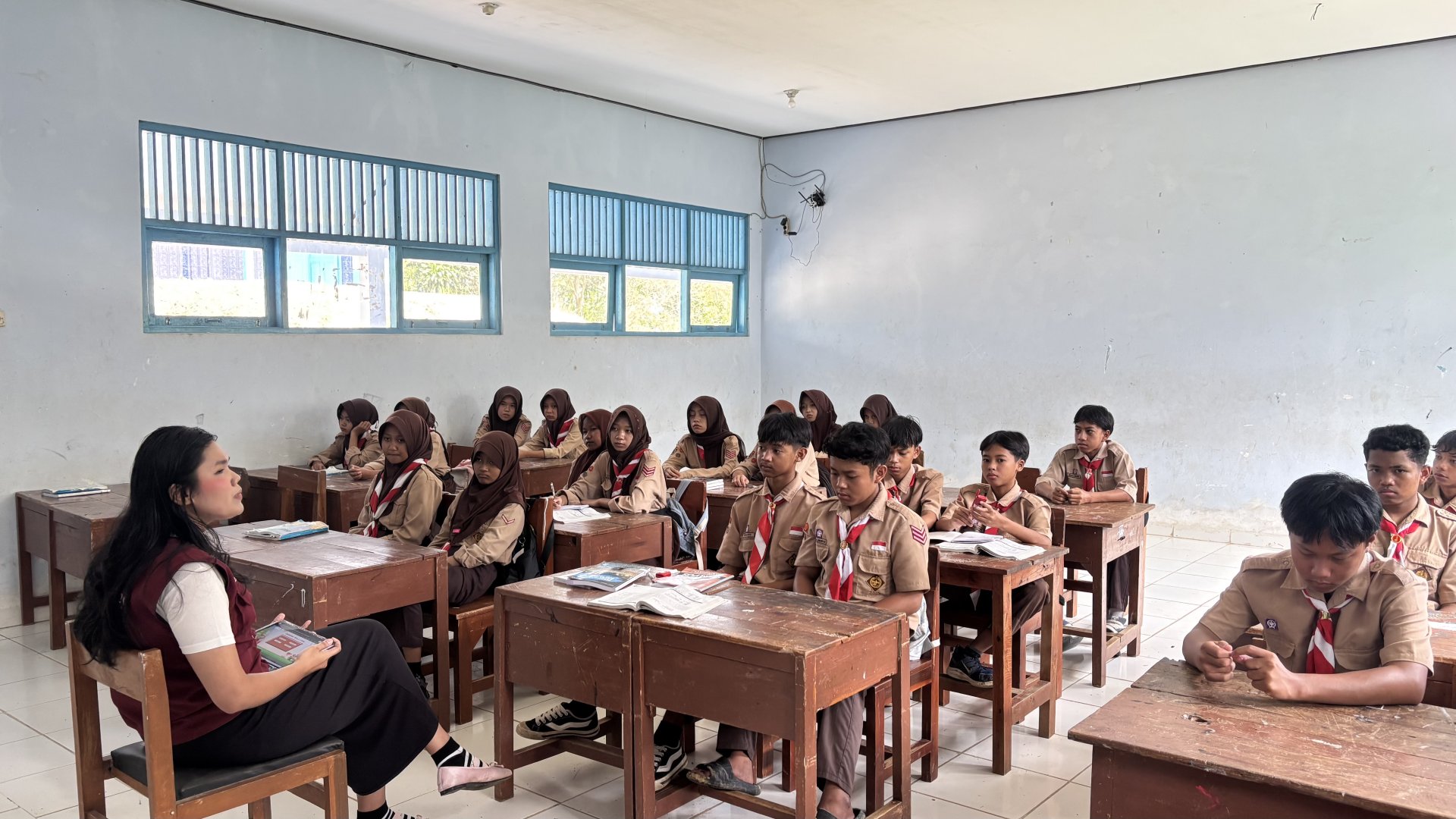 Sosialisasi Pendidikan Karakter dan Kesehatan Remaja, Monitoring Pertanian, serta Bimbingan Belajar di Desa Gunungjaya