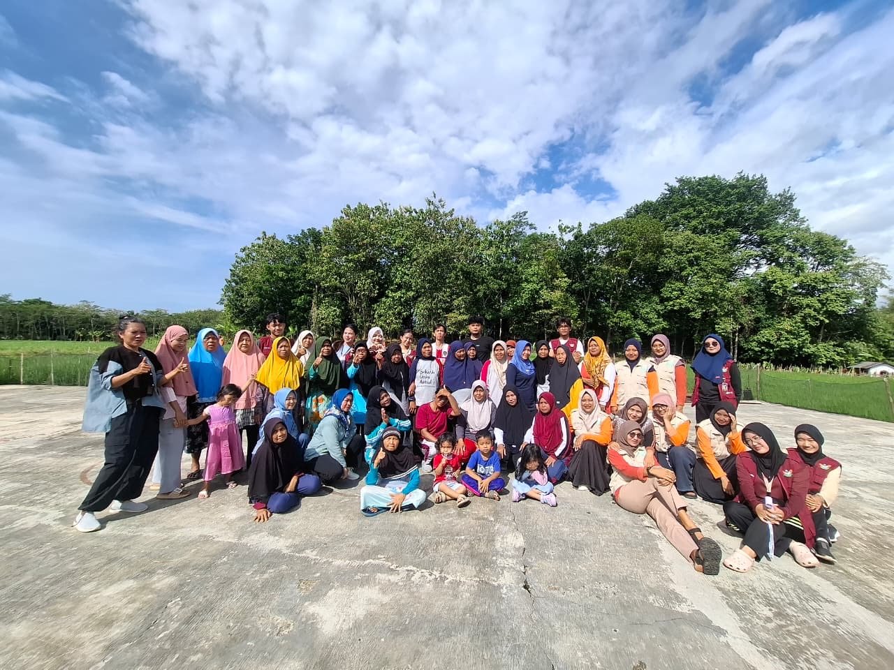 Senam Aerobik dan Senam Lansia Bersama Warga Dusun 3 Desa Bodaskarangjati