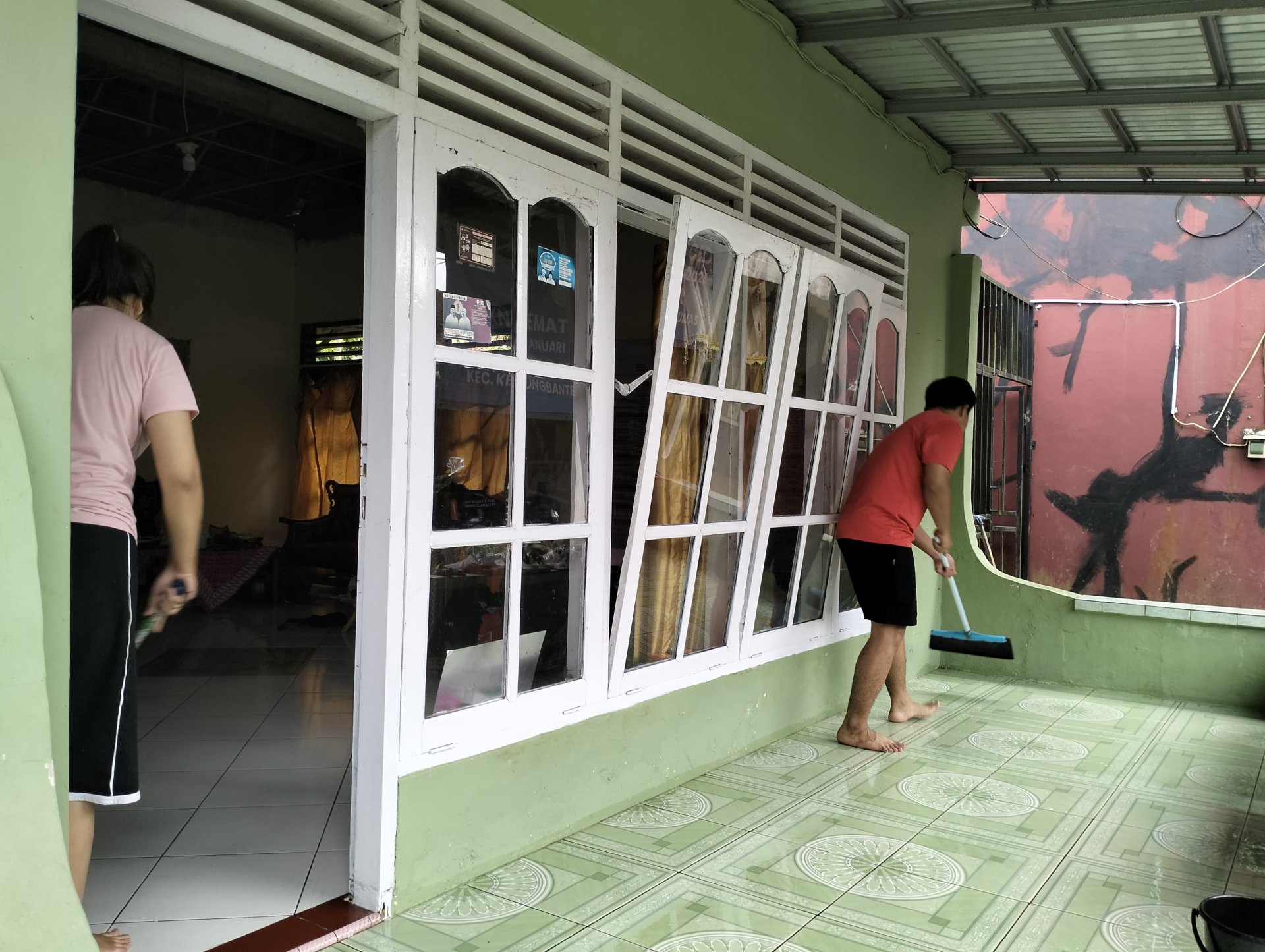 Kerja Bakti Membersihkan Lingkungan Posko