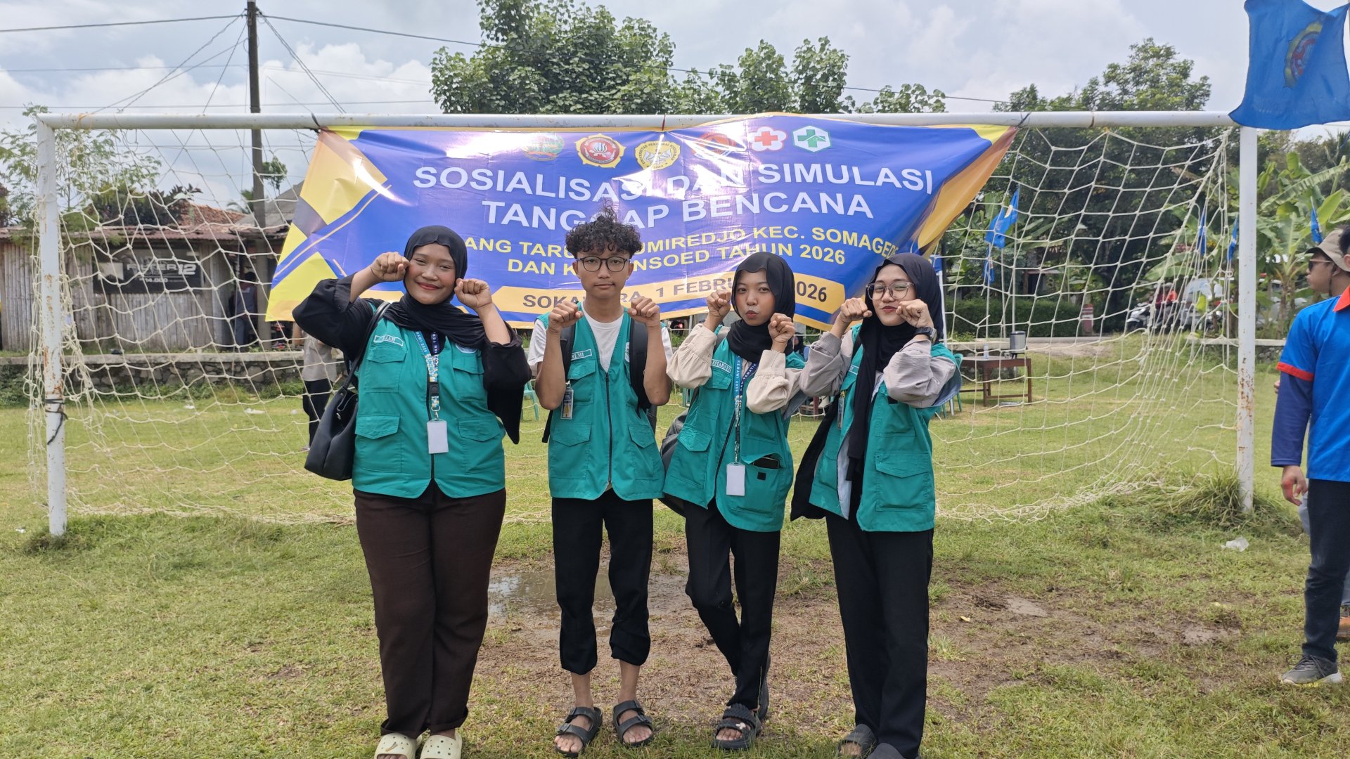 Pemantauan Tanaman serta Simulasi dan Sosialisasi Kebencanaan Banjir di Desa Sokawera