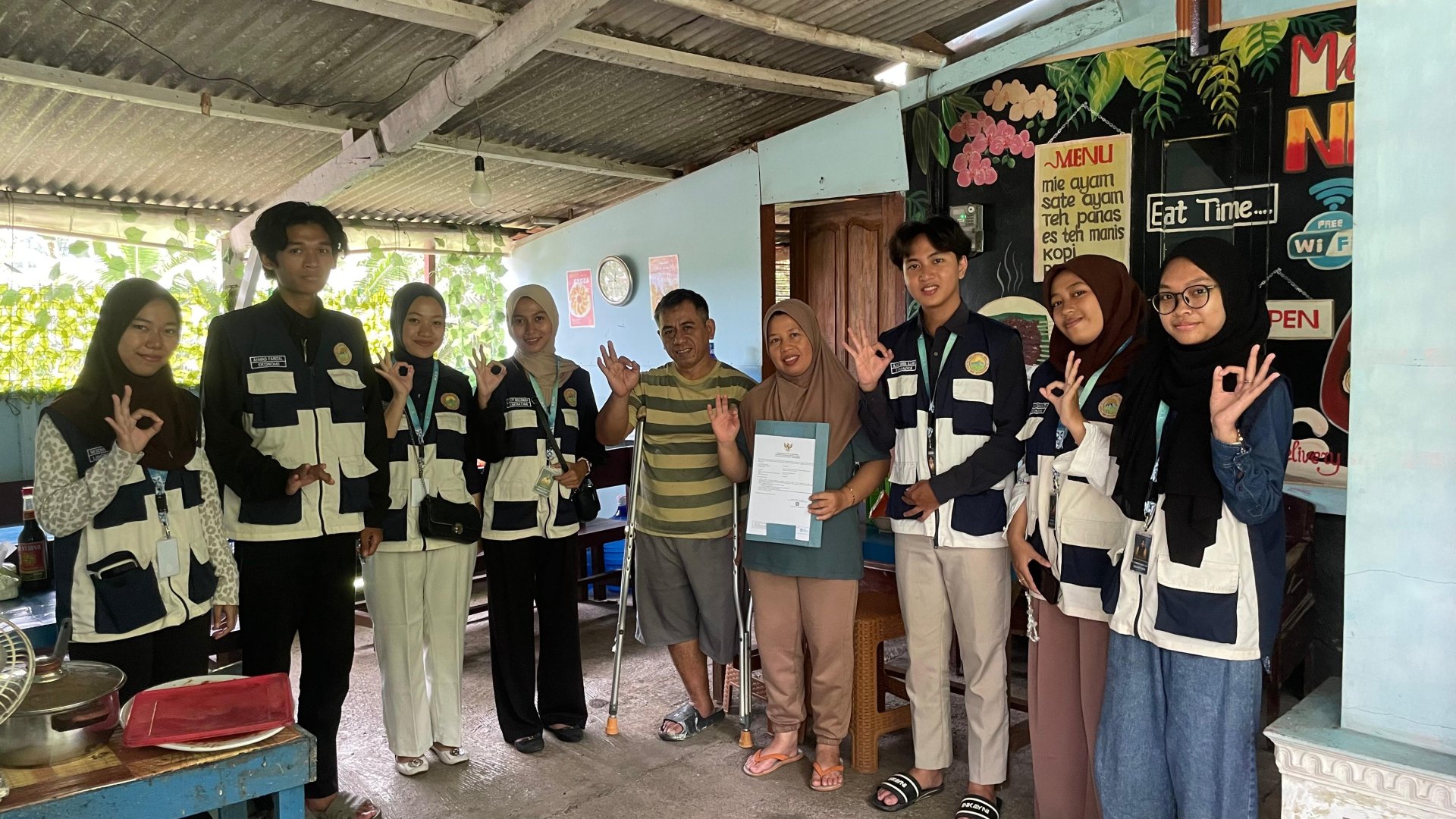 Penyerahan Sertifikat NIB (Nomor Induk Berusaha) kepada Pelaku UMKM.