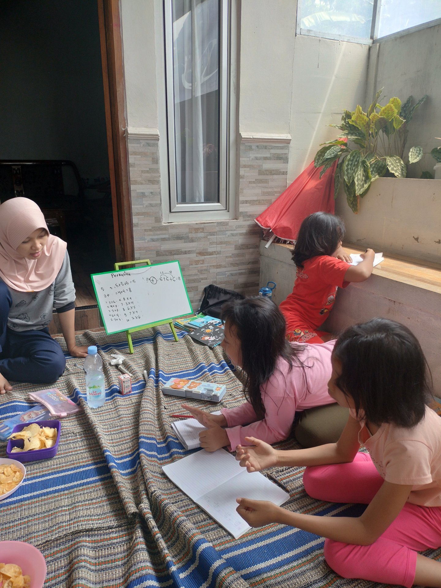 Hari ke-26 : Mengajar, Membagikan Label UMKM, dan Survey Lahan