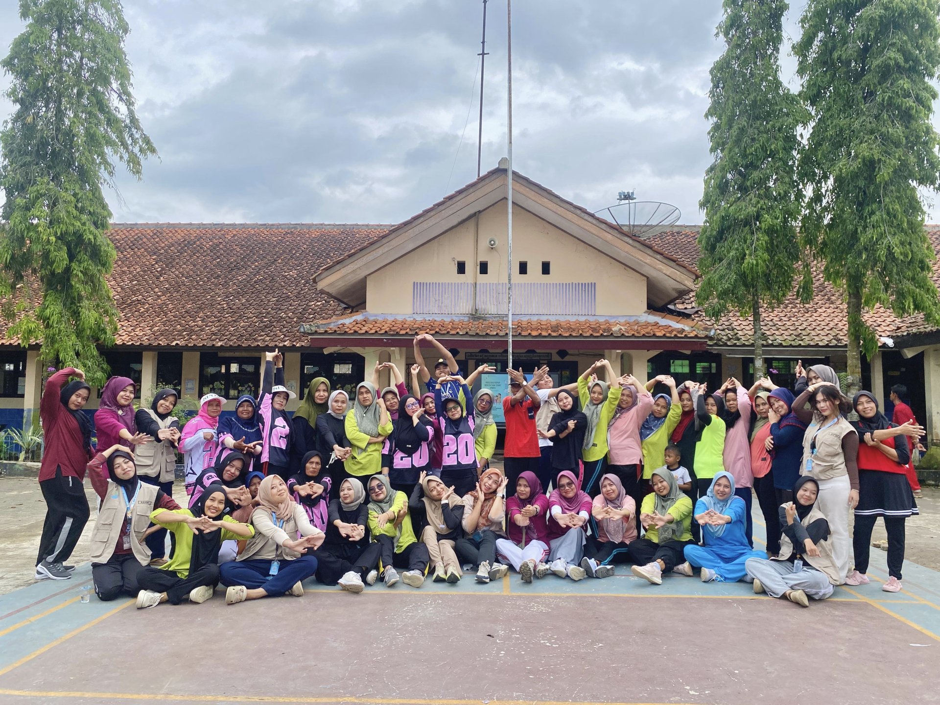 Senam pagi, sosialisasi pencegahan demam berdarah, dan cek kesehatan