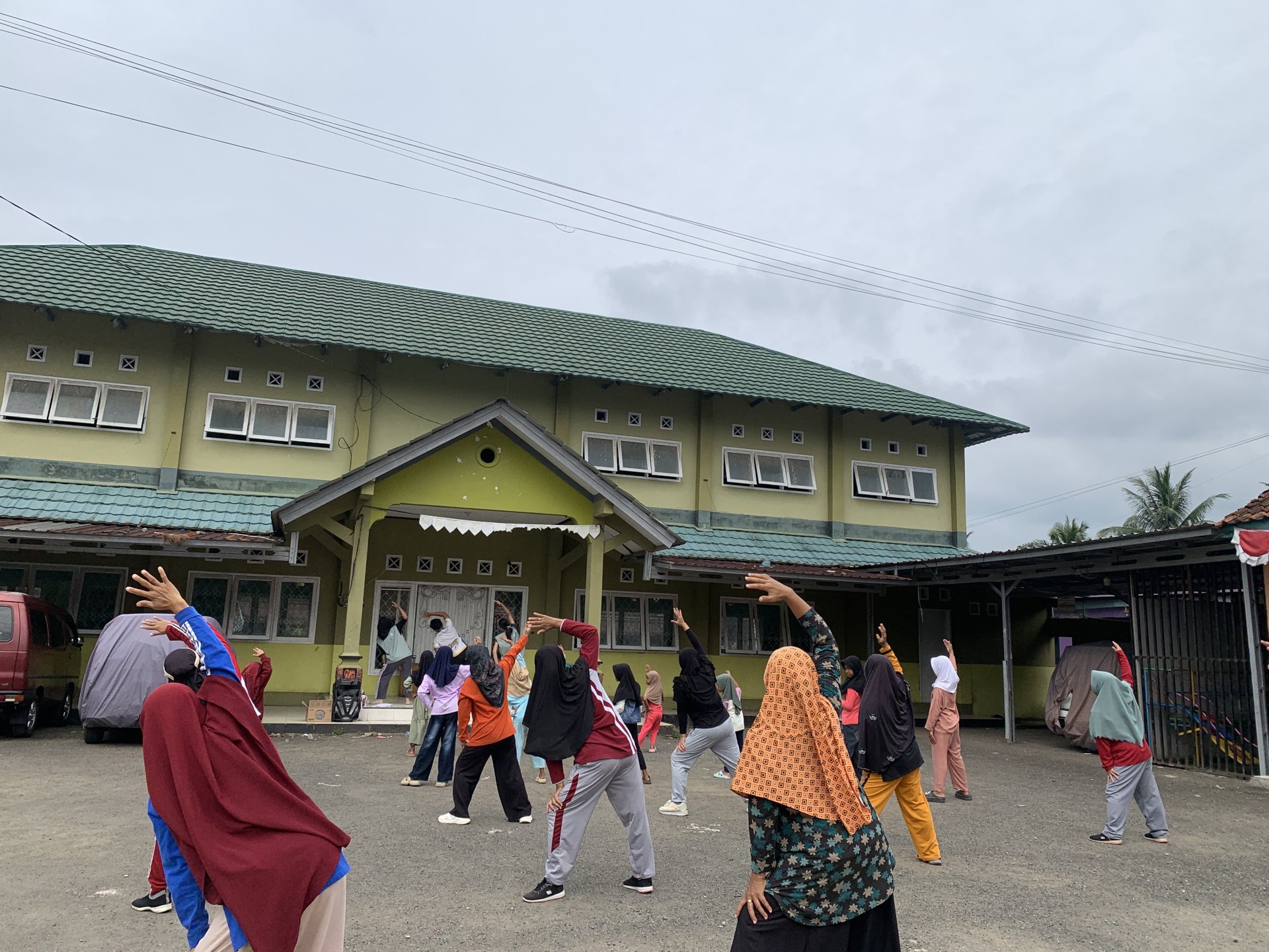 Mahasiswa KKN Desa Sumampir Periode Jan-Feb 2026 Senam pagi terakhir bersama warga masyarakat desa Sumampir.