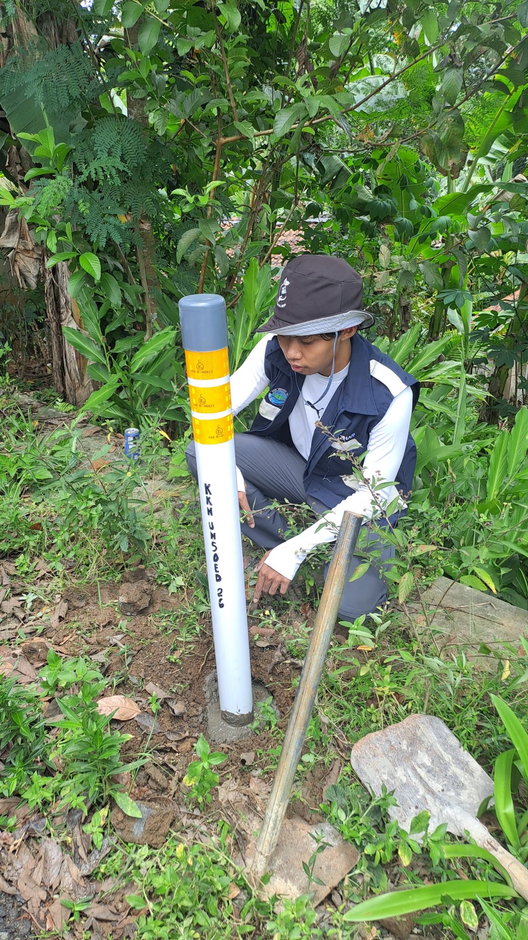 Kegiatan Bersih-Bersih Posko dan Melakukan Pemasangan Reflektor Jalan di Desa Trimulyo pada 31 Januari 2026