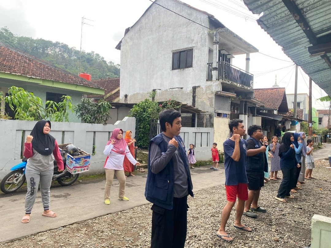 Senam Pagi bersama masyarakat sekitar posko