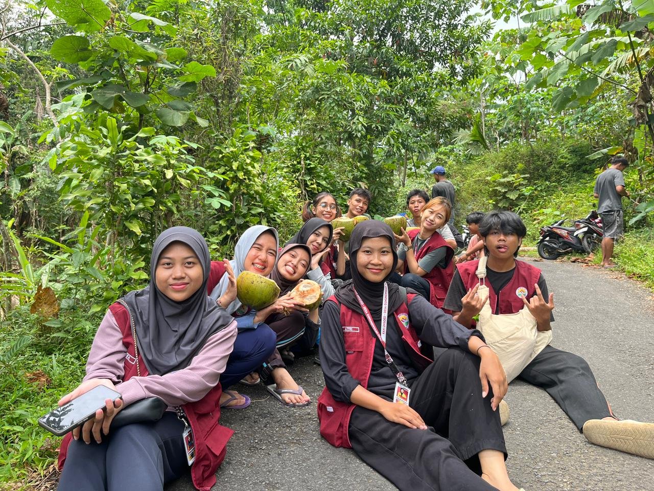 Pemasangan Reflektor Jalan