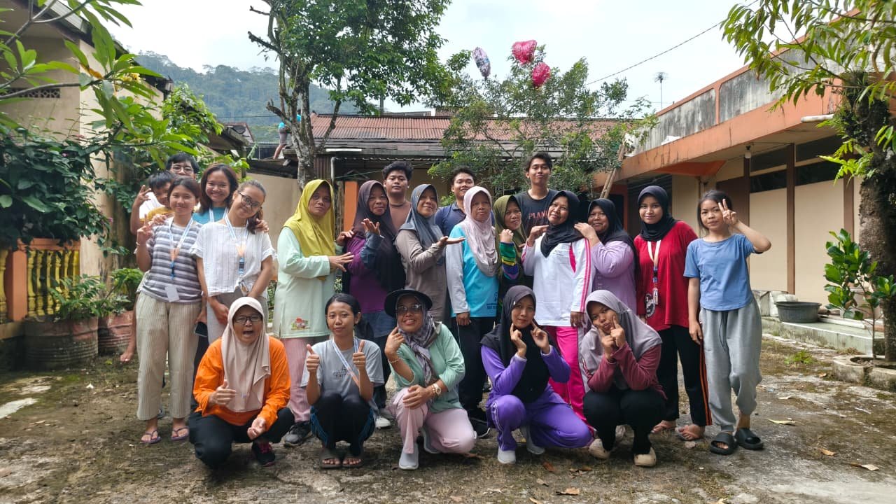 Kegiatan Senam Pagi Bersama Warga Desa Losari