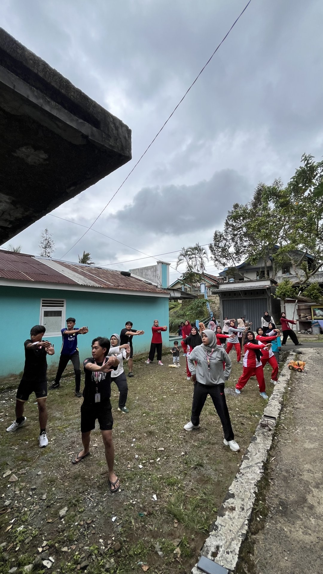Kegiatan Senam Pagi Bersama Ibu ibu