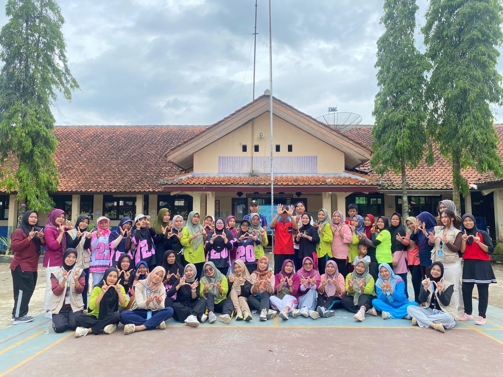 Pemeriksaan gratis,senam bersama dan pengajian (albarjanjj)