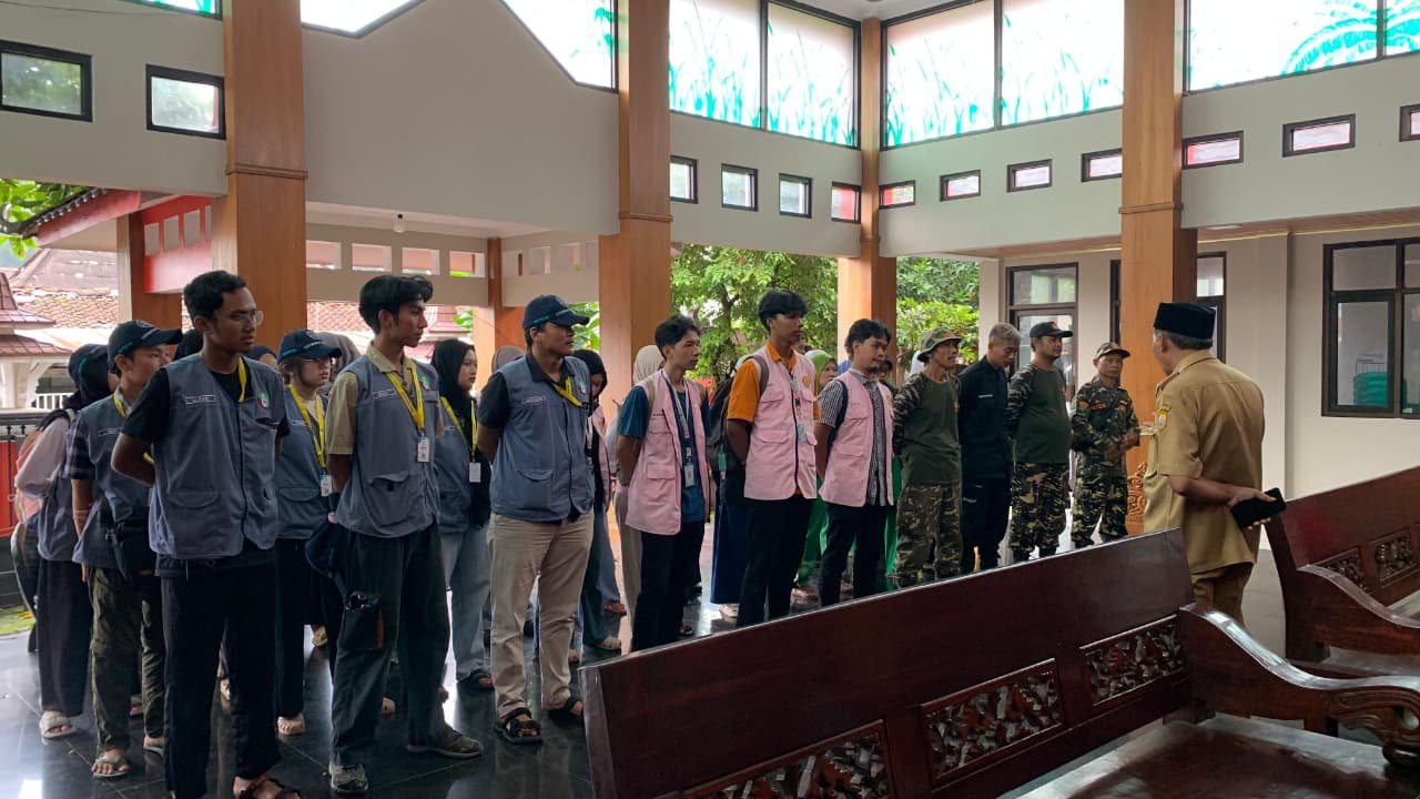 Apel pagi di balai desa