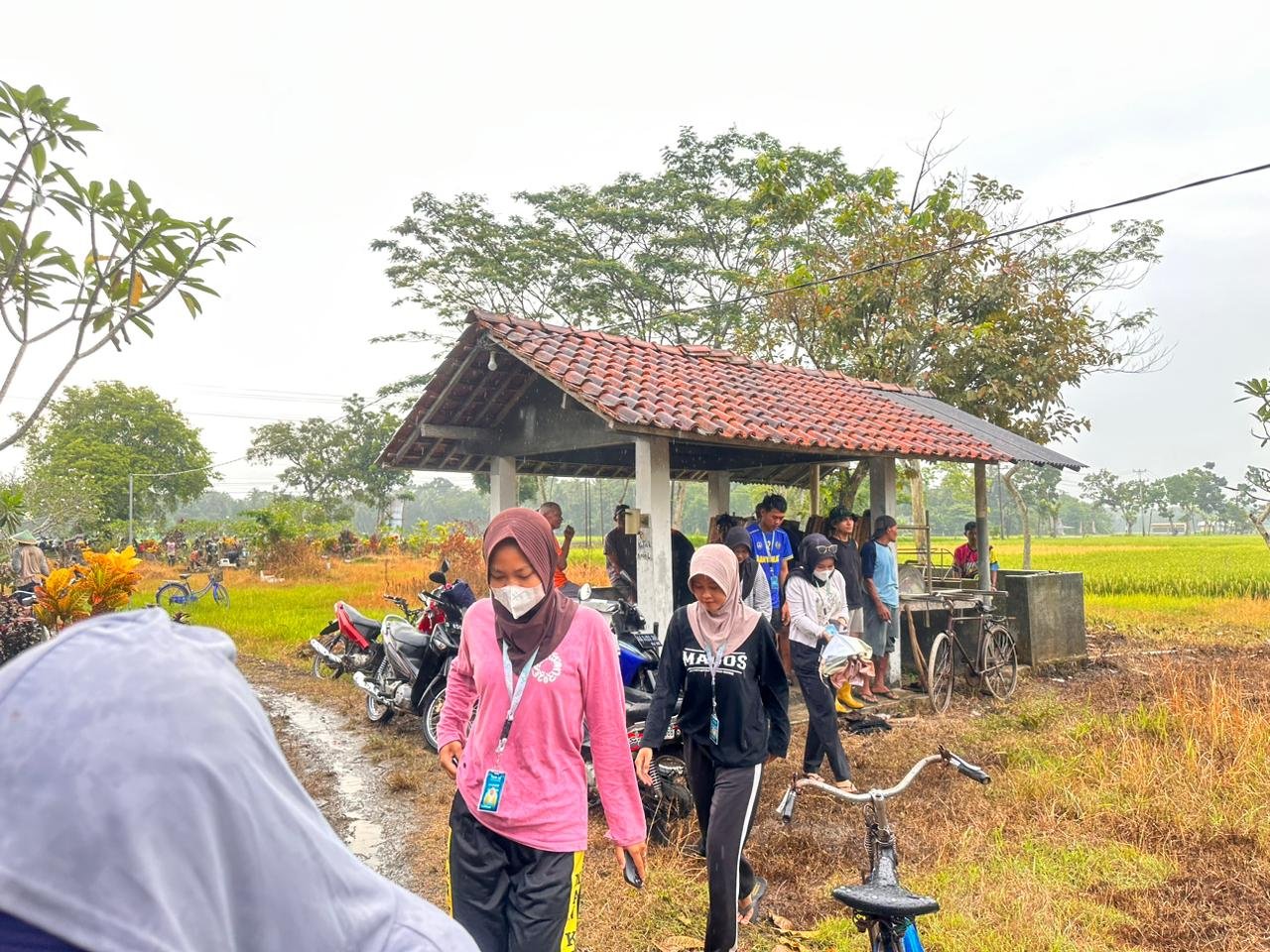 Membersihkan makam di Desa Jatimulyo