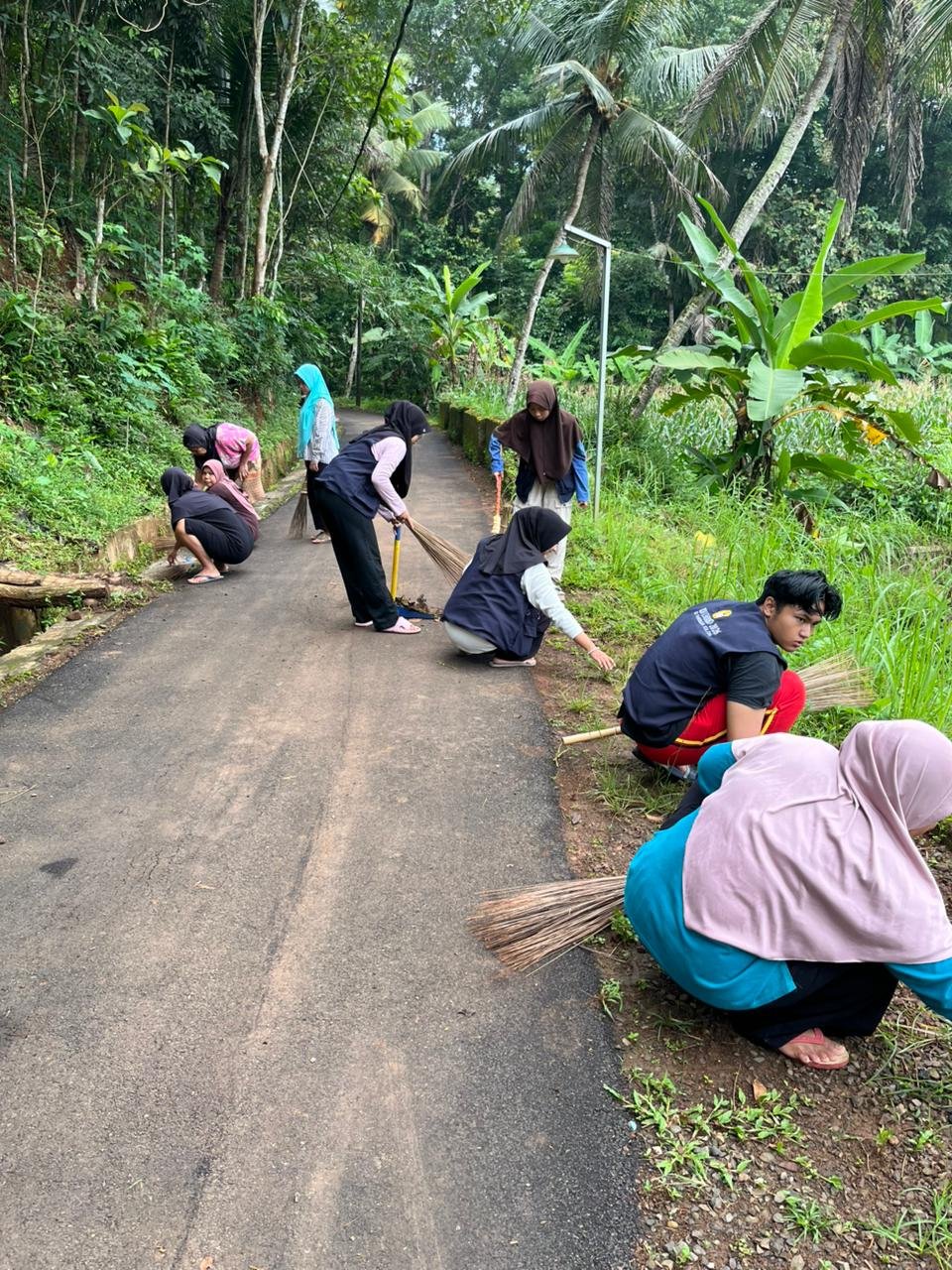 Kegiatan Kerja Bakti Bersama Masyarakat
