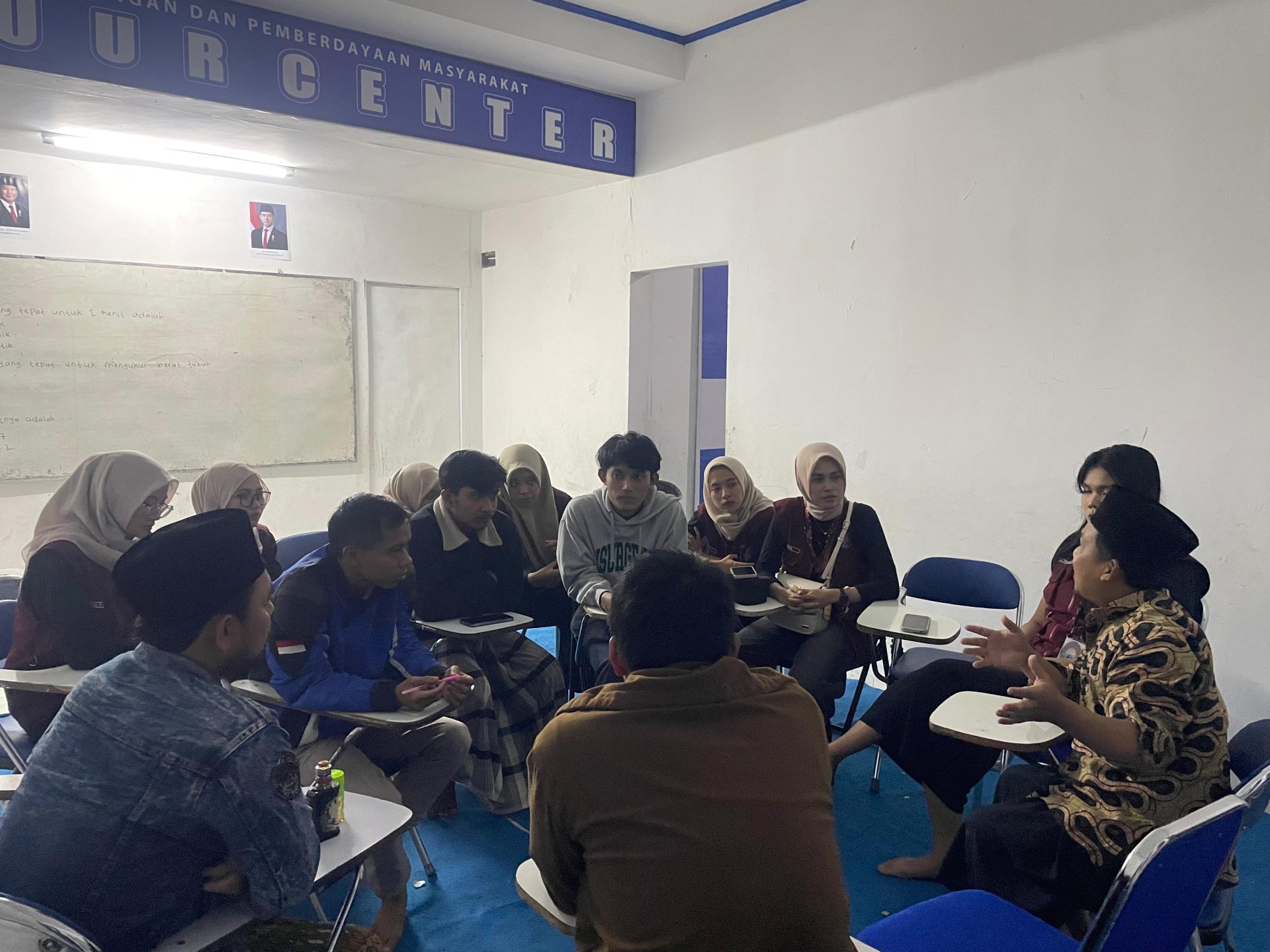 Tahlilan di Dukuh Lungkrah, Sesi Foto dengan Bapak/Ibu Posko, dan Diskusi Perpisahan