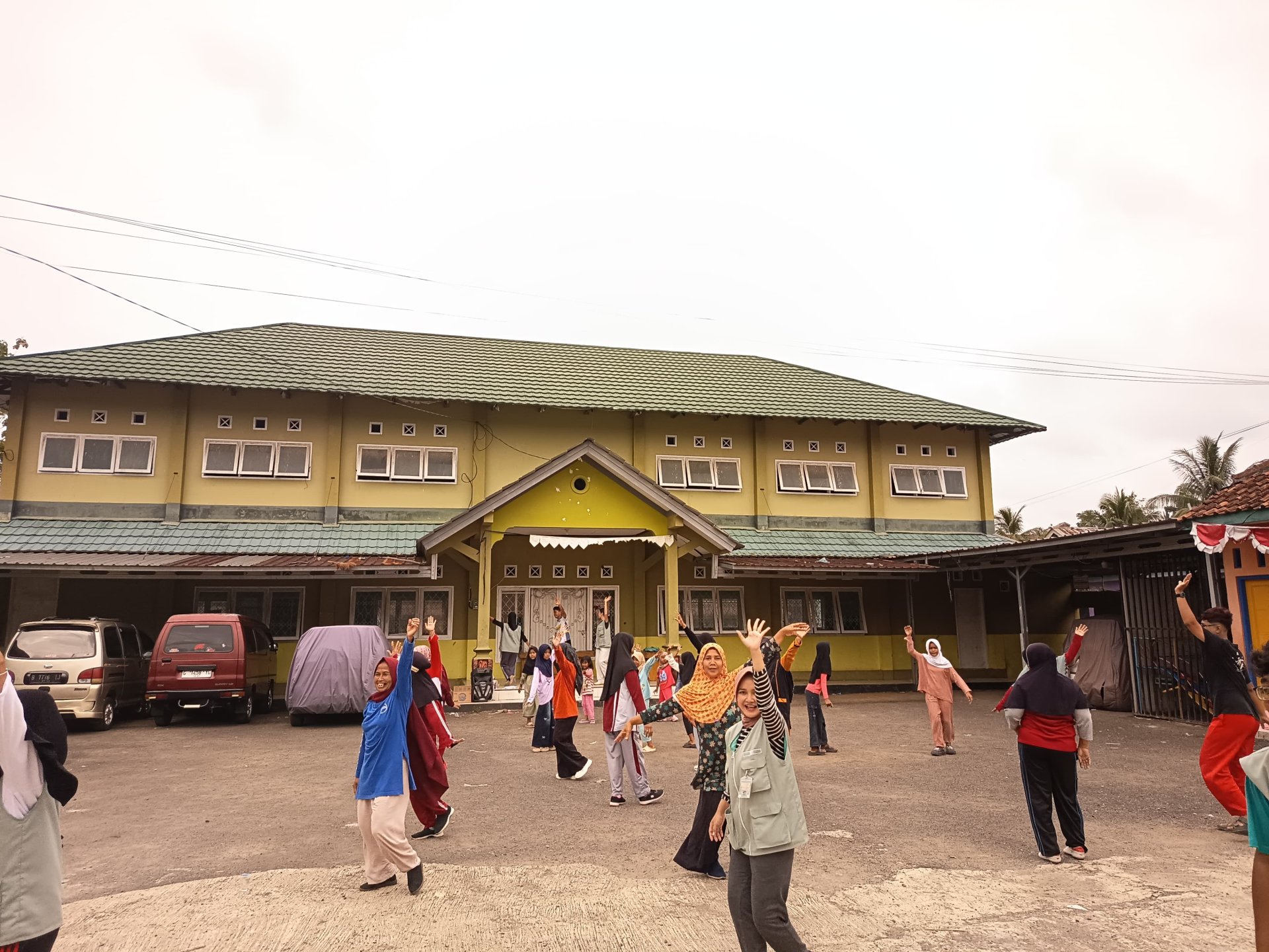 senam sehat di aula balai desa sumampir