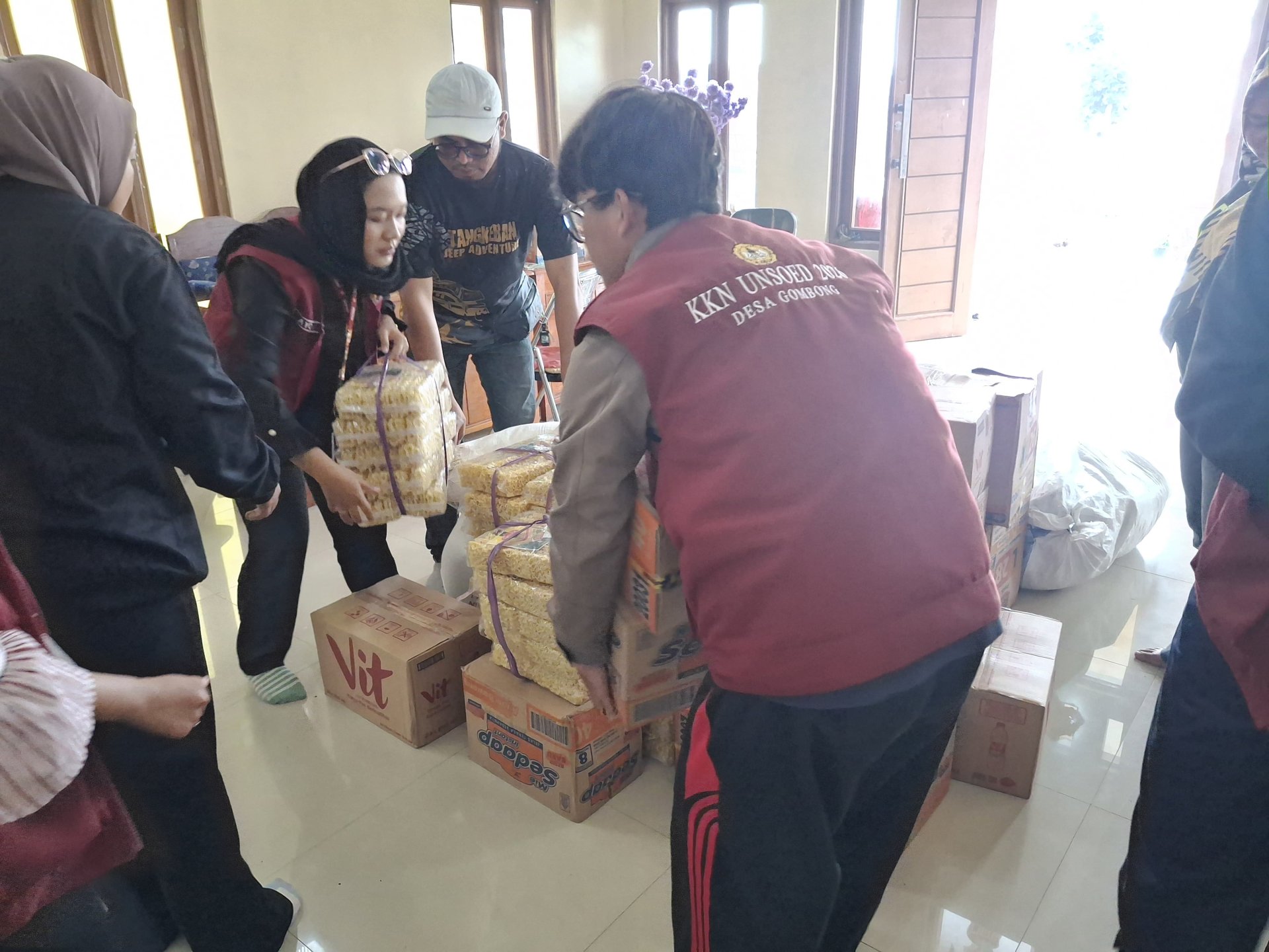 Pemberian Bantuan Korban Longsor Pulosari