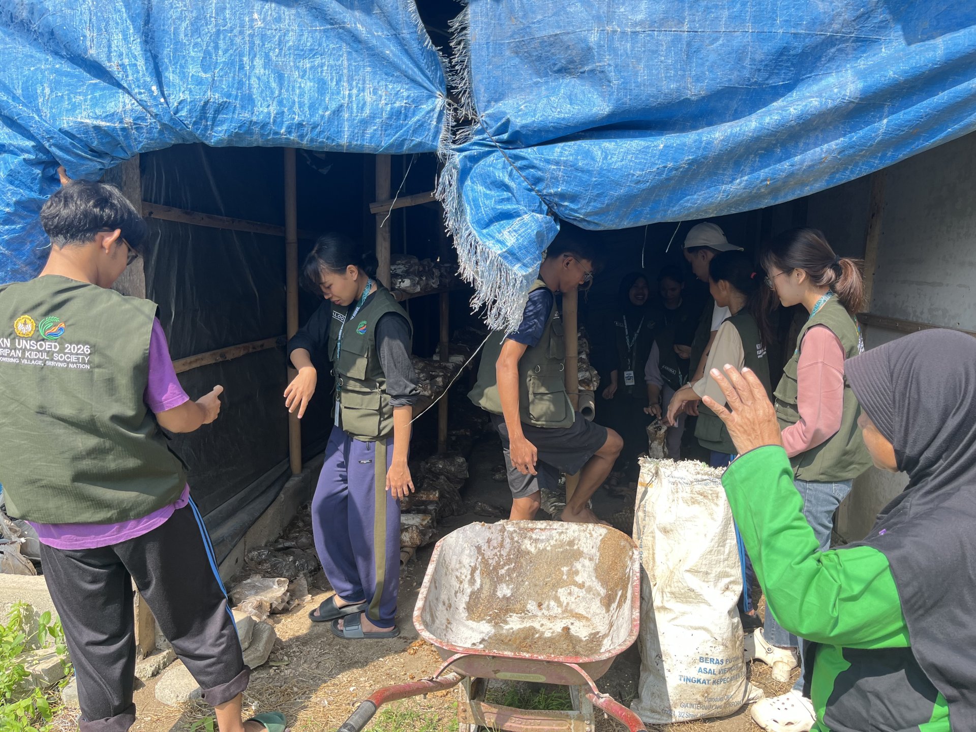 Kerja bakti bersama Kelompok wanita tani