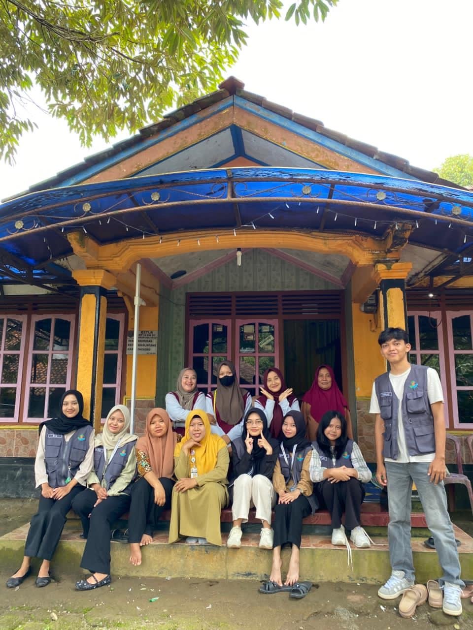 Membantu masyarakat di Kegiatan Posyandu