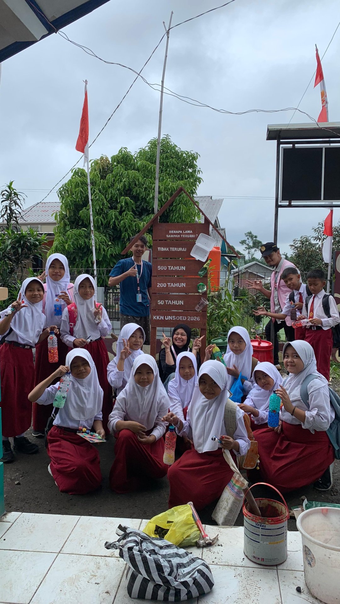 Pemasangan plang edukasi durasi penguraian sampah