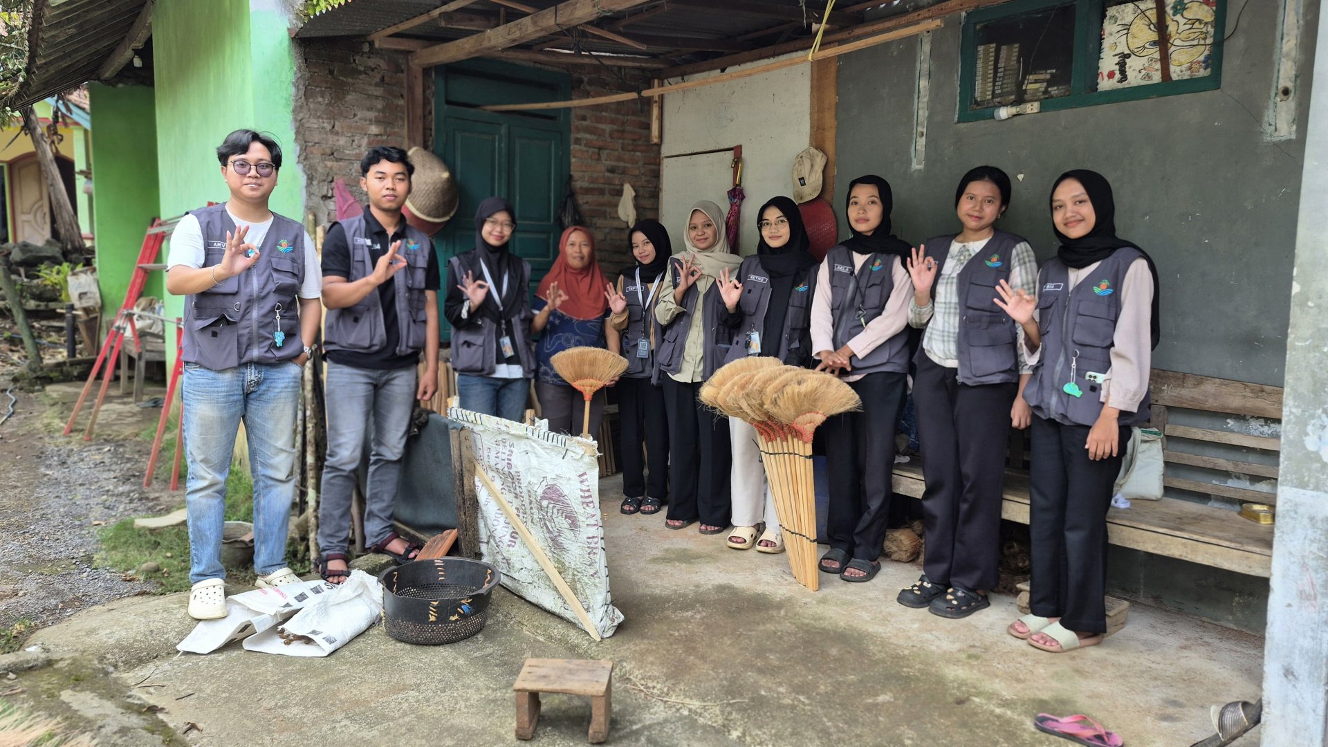 Ikut posyandu dan shoot video UMKM sapu sabut kelapa