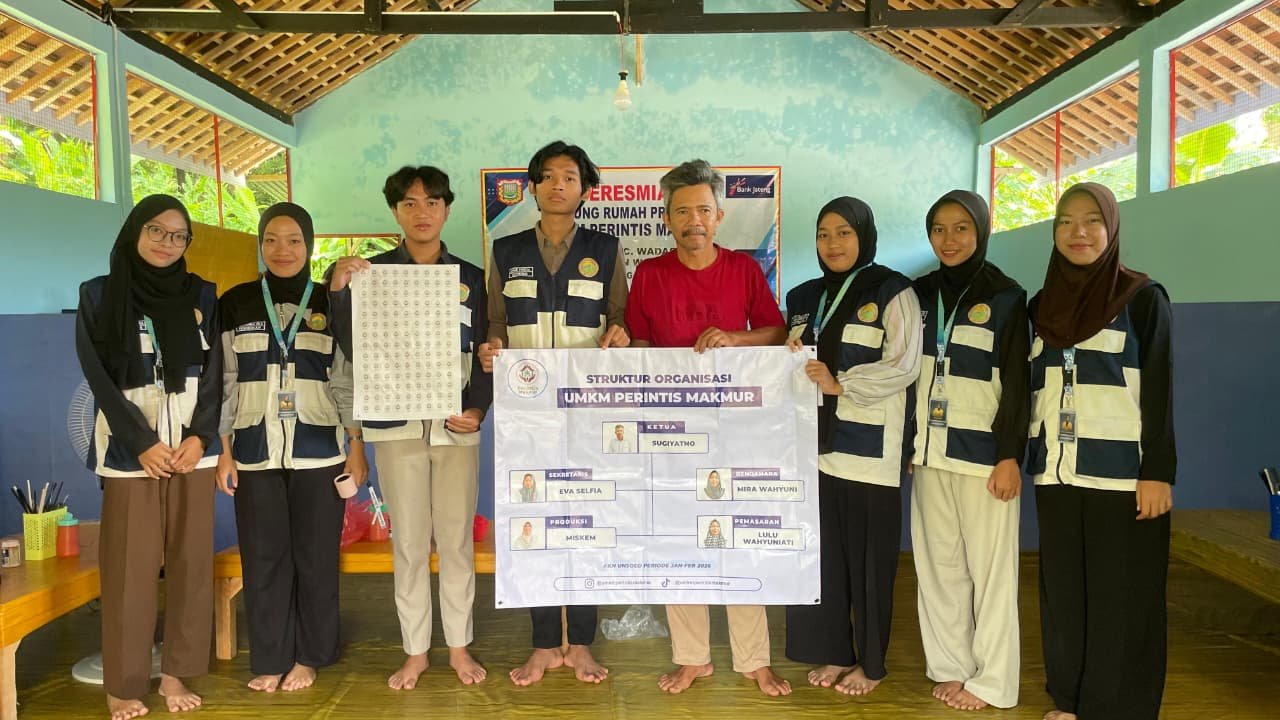 penyerahan struktur organisasi dan logo UMKM Perintis makmur