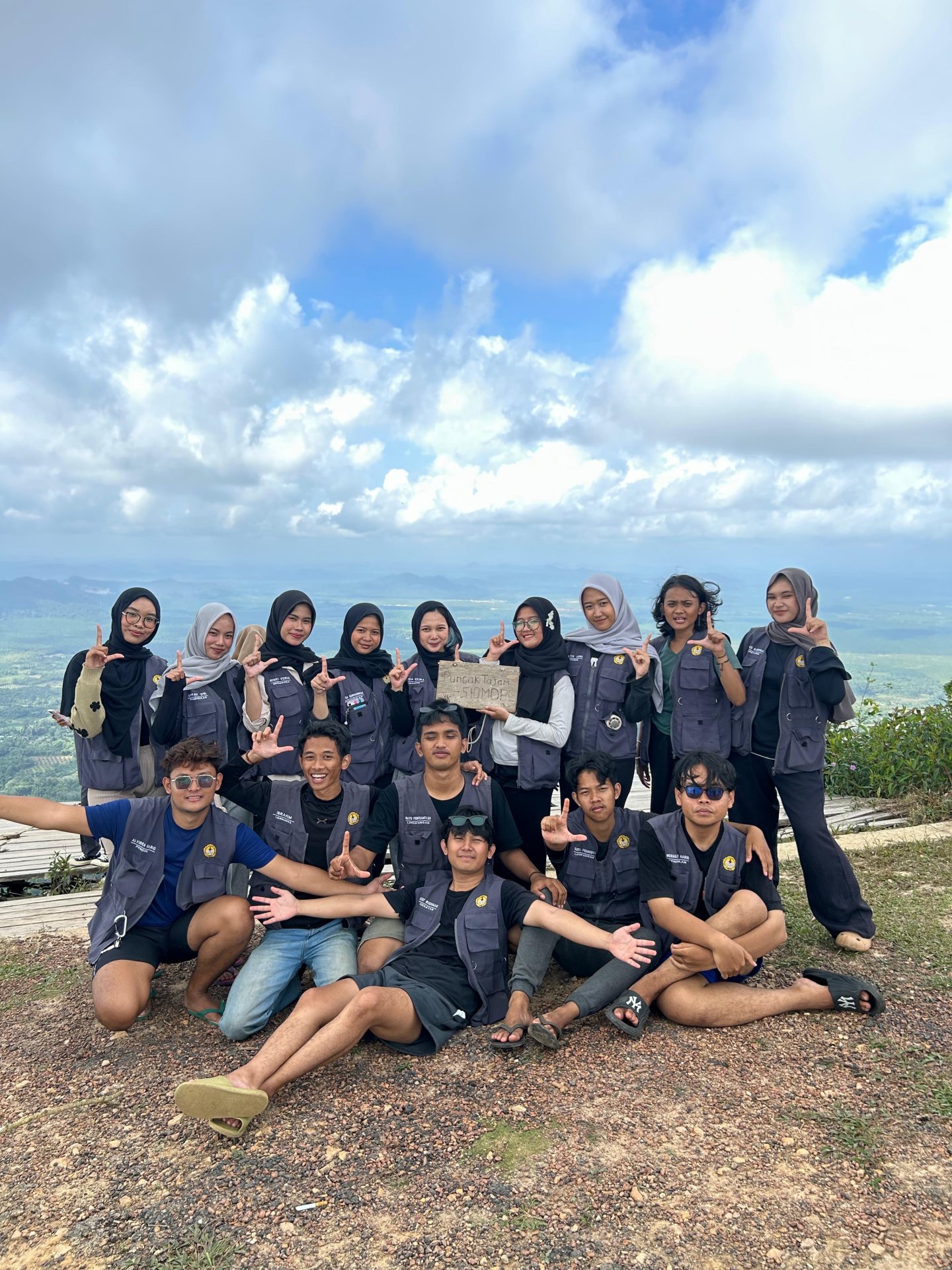 Pendakian Gunung Tajam dan Kunjungan ke Batu Mentas
