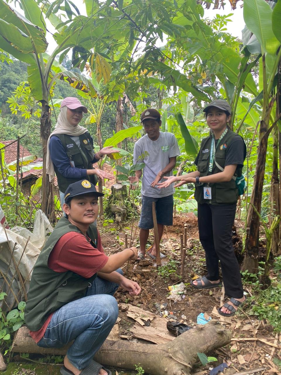 Hari ke-27 : Membantu Perangkat Desa dan Penanaman Bibit Pohon