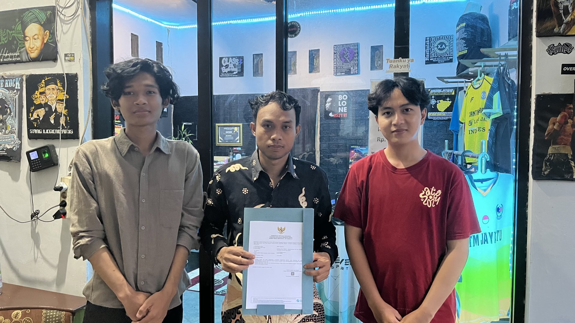 Digitalisasi Arsip Pengajuan Surat Desa dan Pembagian Sertifikat NIB di Desa Tirip