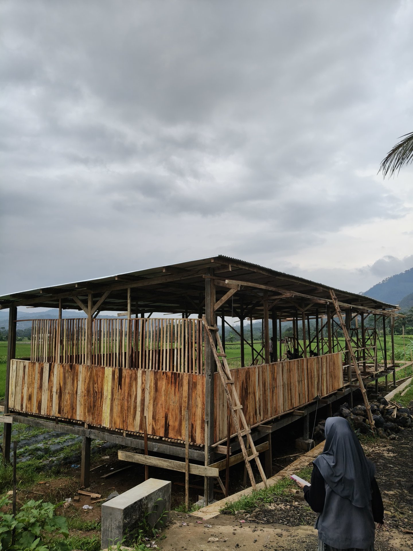 Pendampingan pembuatan kandang