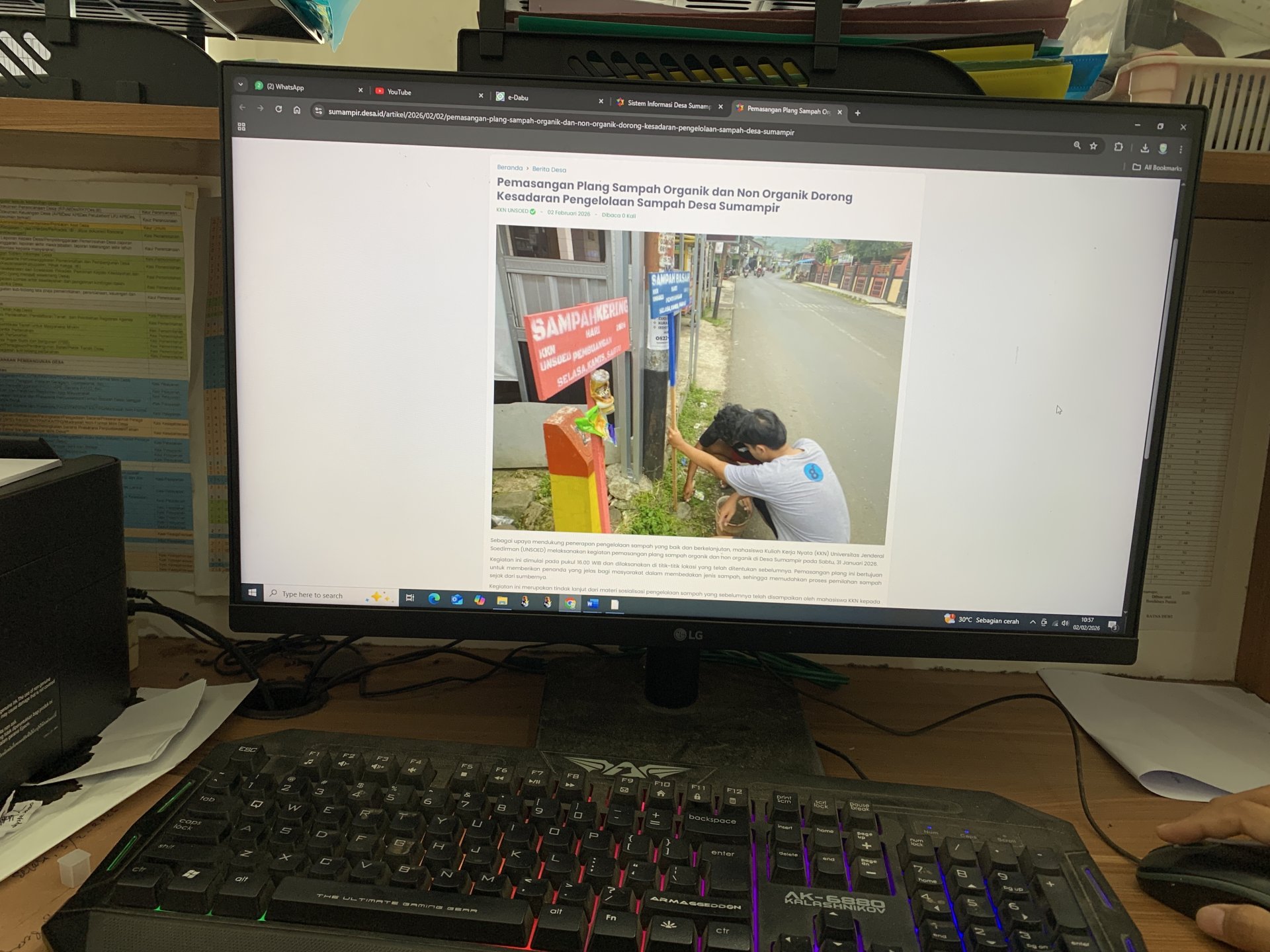 Mahasiswa KKN Desa Sumampir Periode Jan-Feb 2026 Penguploadan artikel atau berita di Website desa Sumampir.