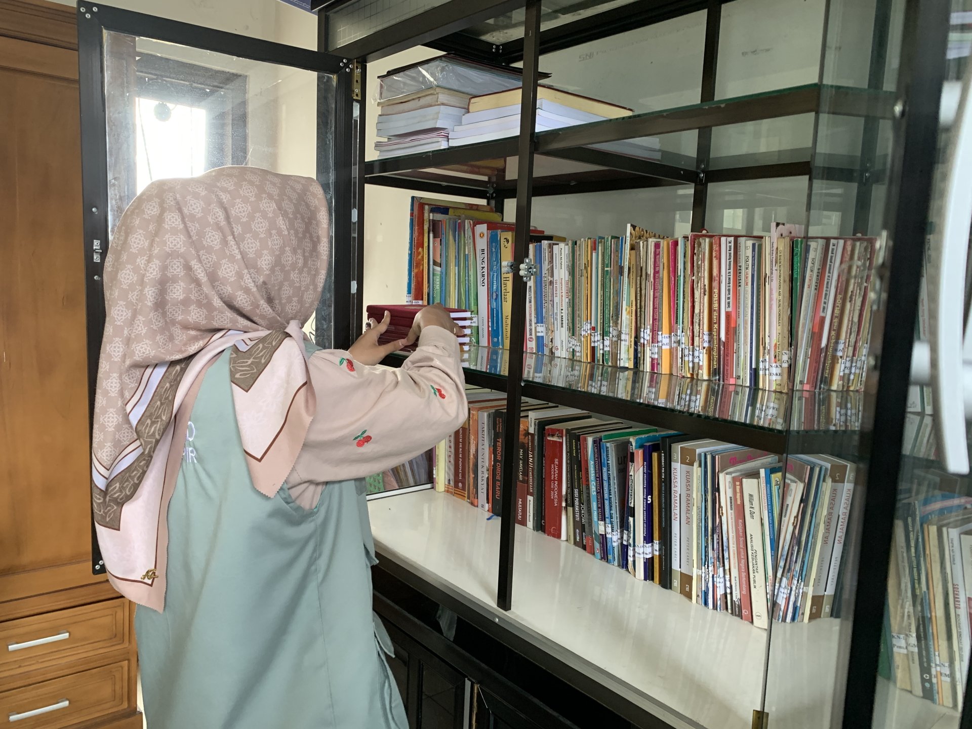 Mahasiswa KKN Desa Sumampir Periode Jan-Feb 2026. Membantu perangkat desa dalam Penataan dan Kebersihan Balai Desa Sumampir.