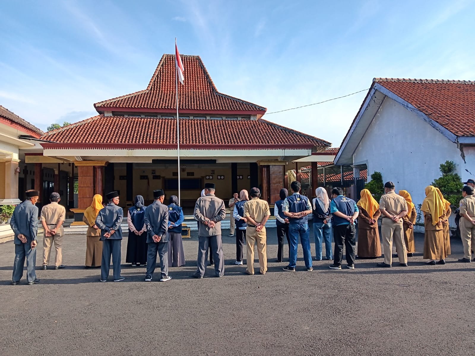 Hari ke 27: Apel pagi di Balai Desa